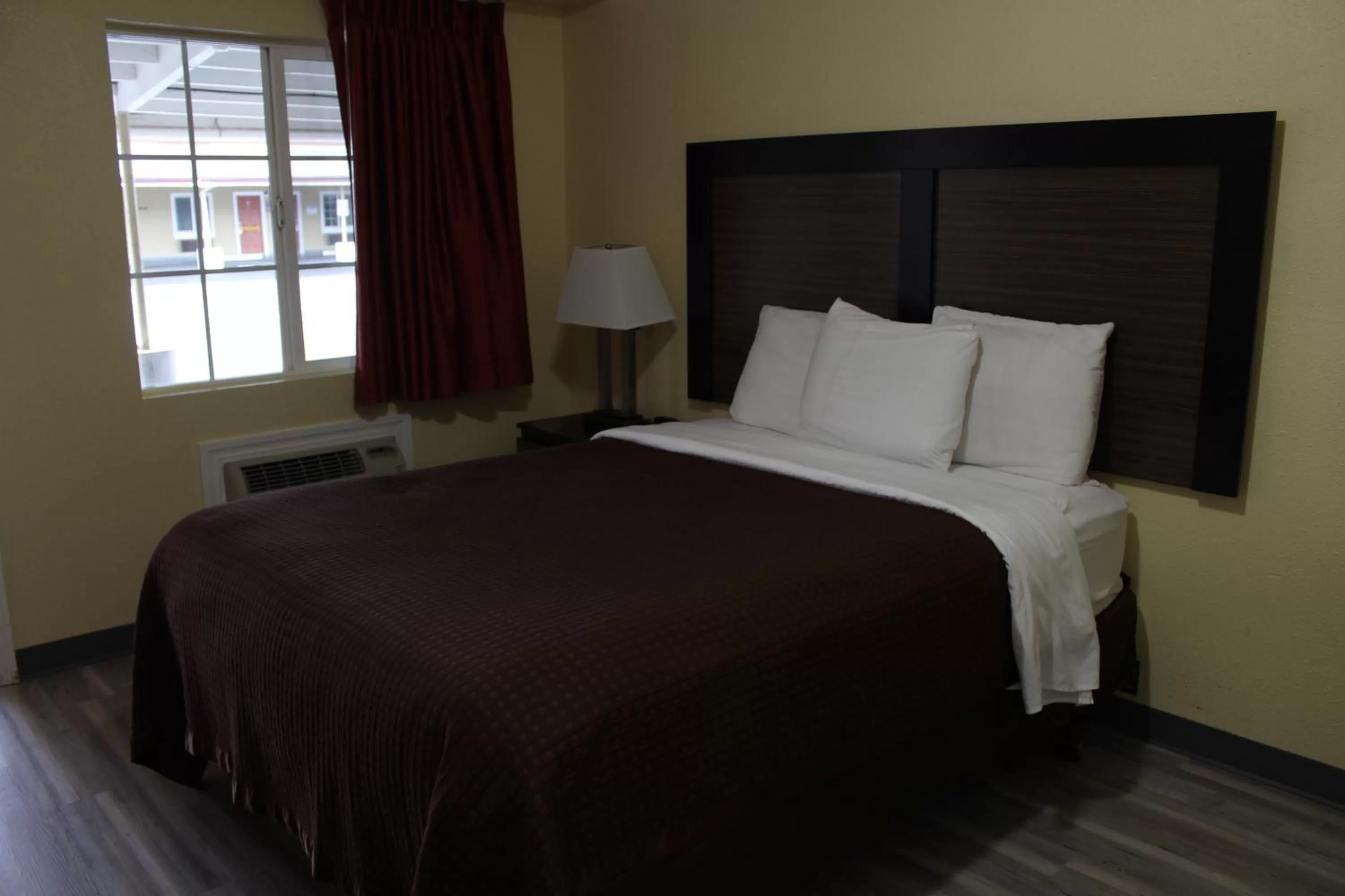 Bed in Rodeway Inn Medford South I-5