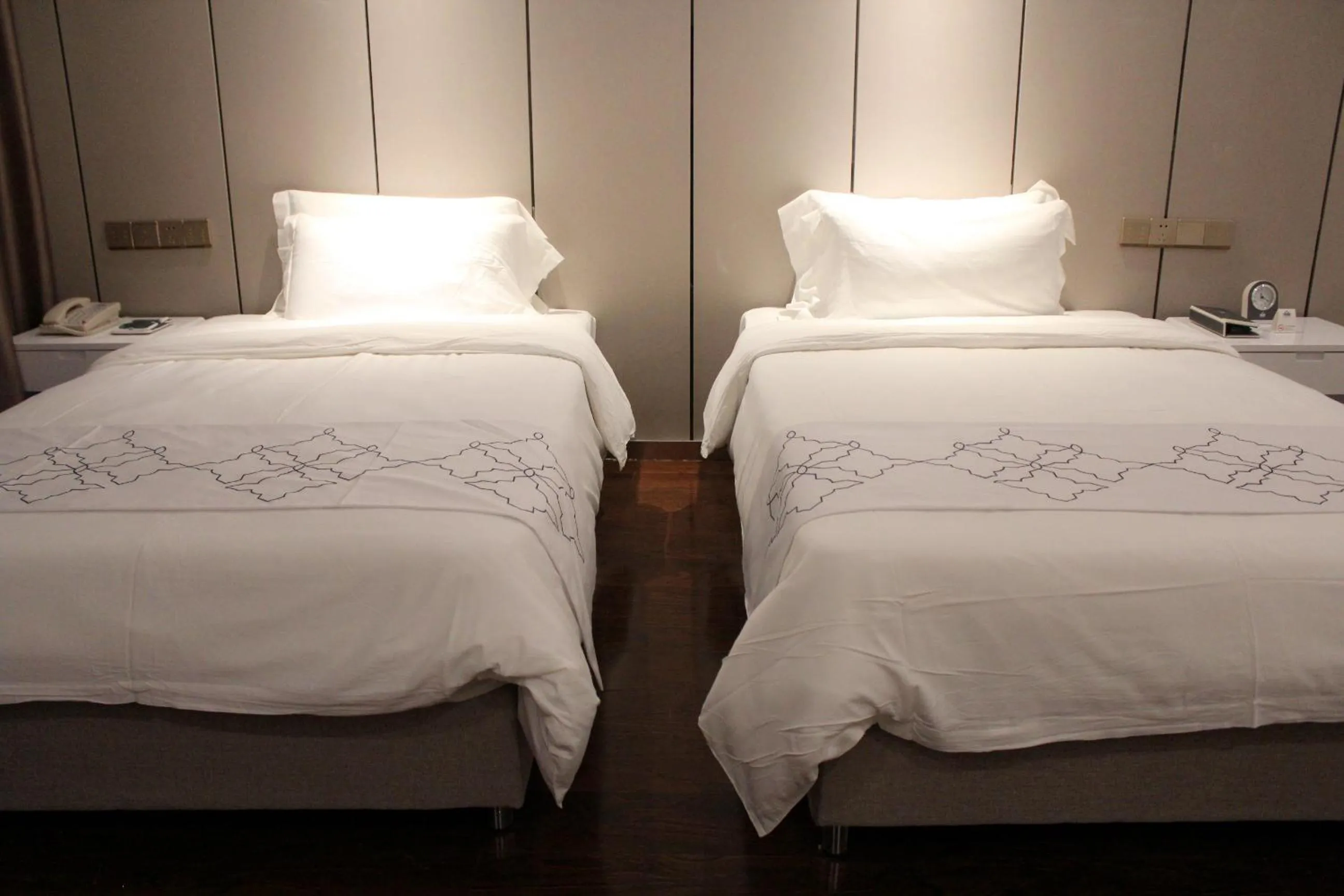 Decorative detail, Bed in Days Inn Business Place Goldwin Yantai