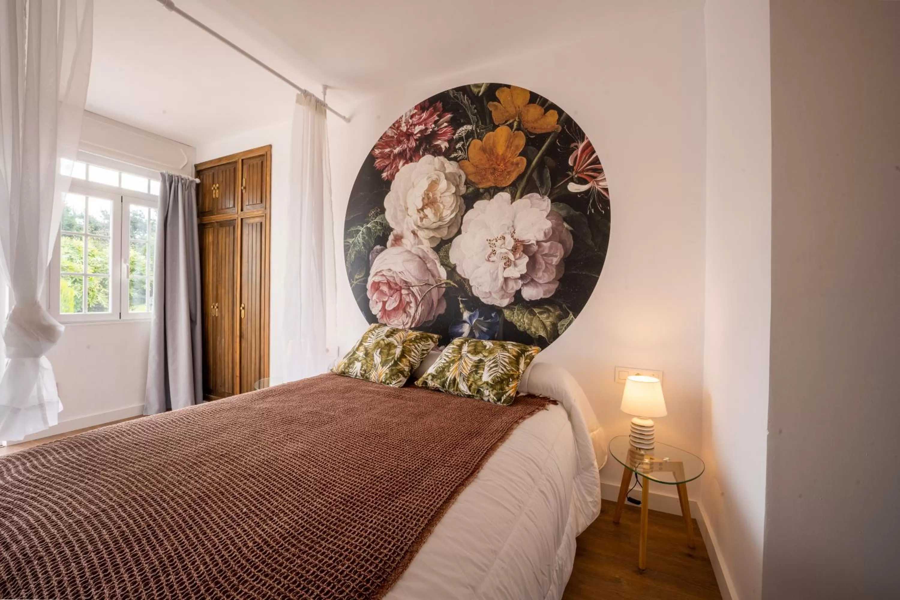 Photo of the whole room, Bed in finca dos Mares