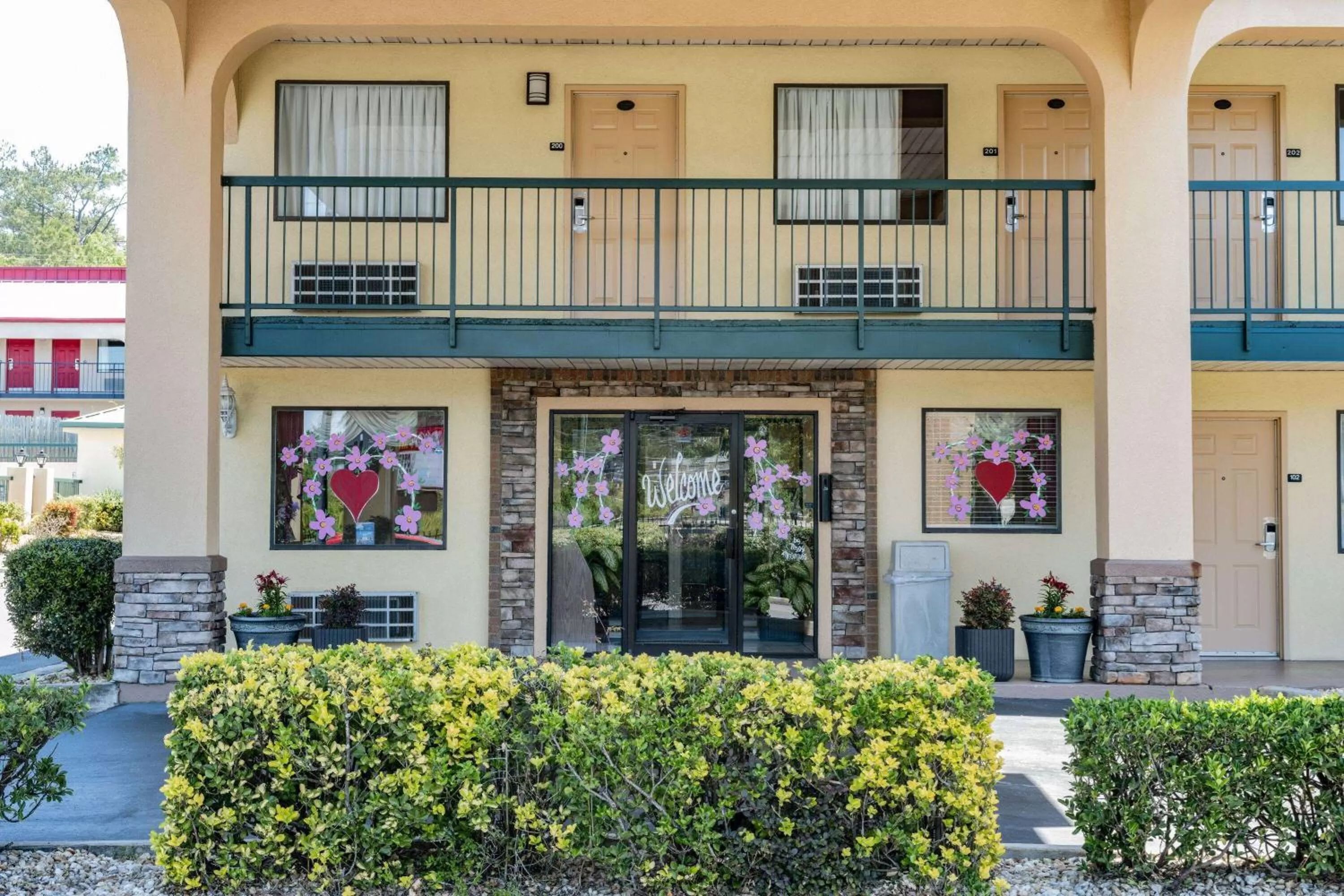 Property building in Days Inn by Wyndham Macon I-475