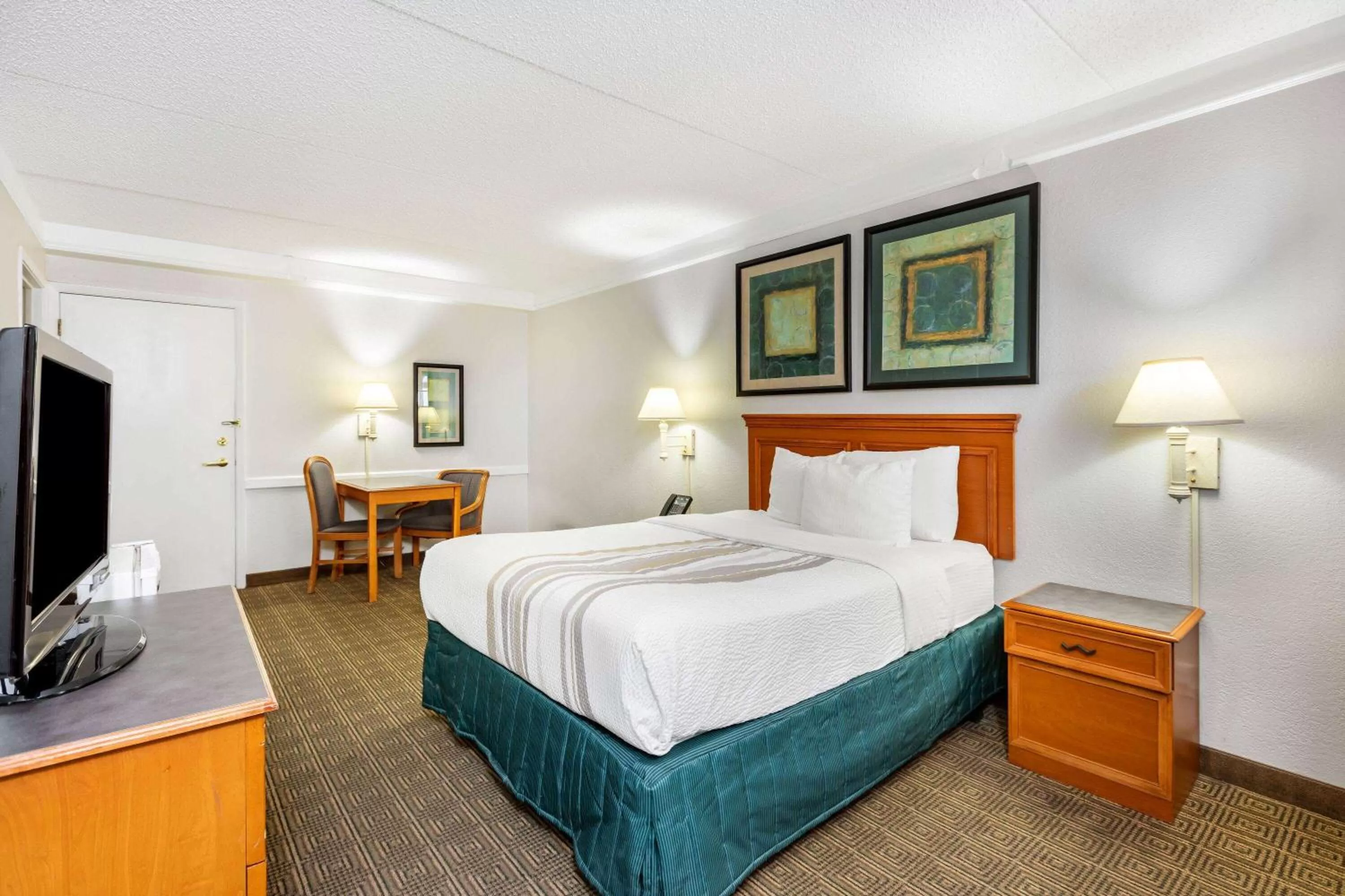Photo of the whole room, Bed in La Quinta Inn by Wyndham El Paso West