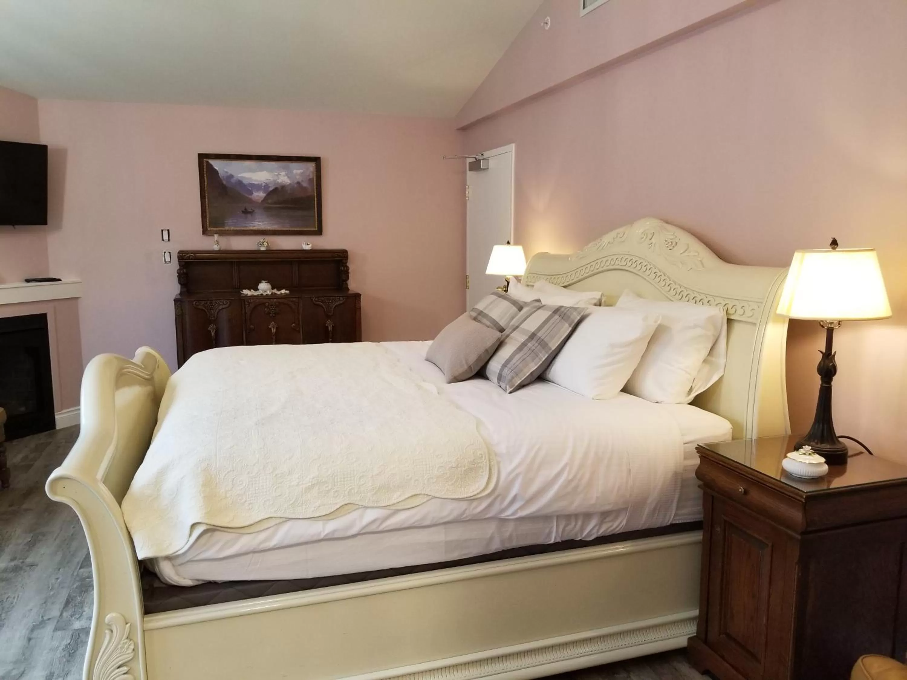 Bedroom, Bed in Lady MacDonald Country Inn