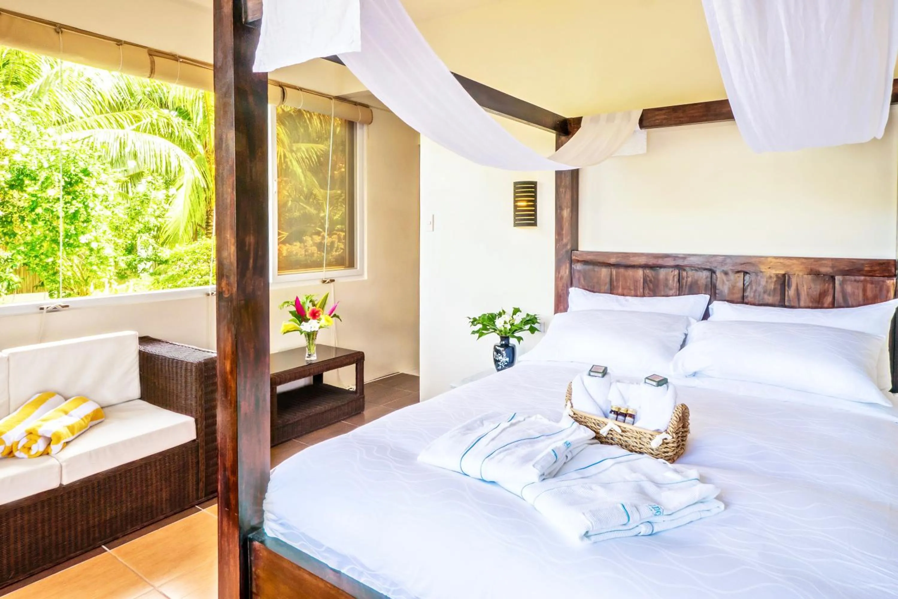 Photo of the whole room, Bed in Edgewater Dive & Spa Resort