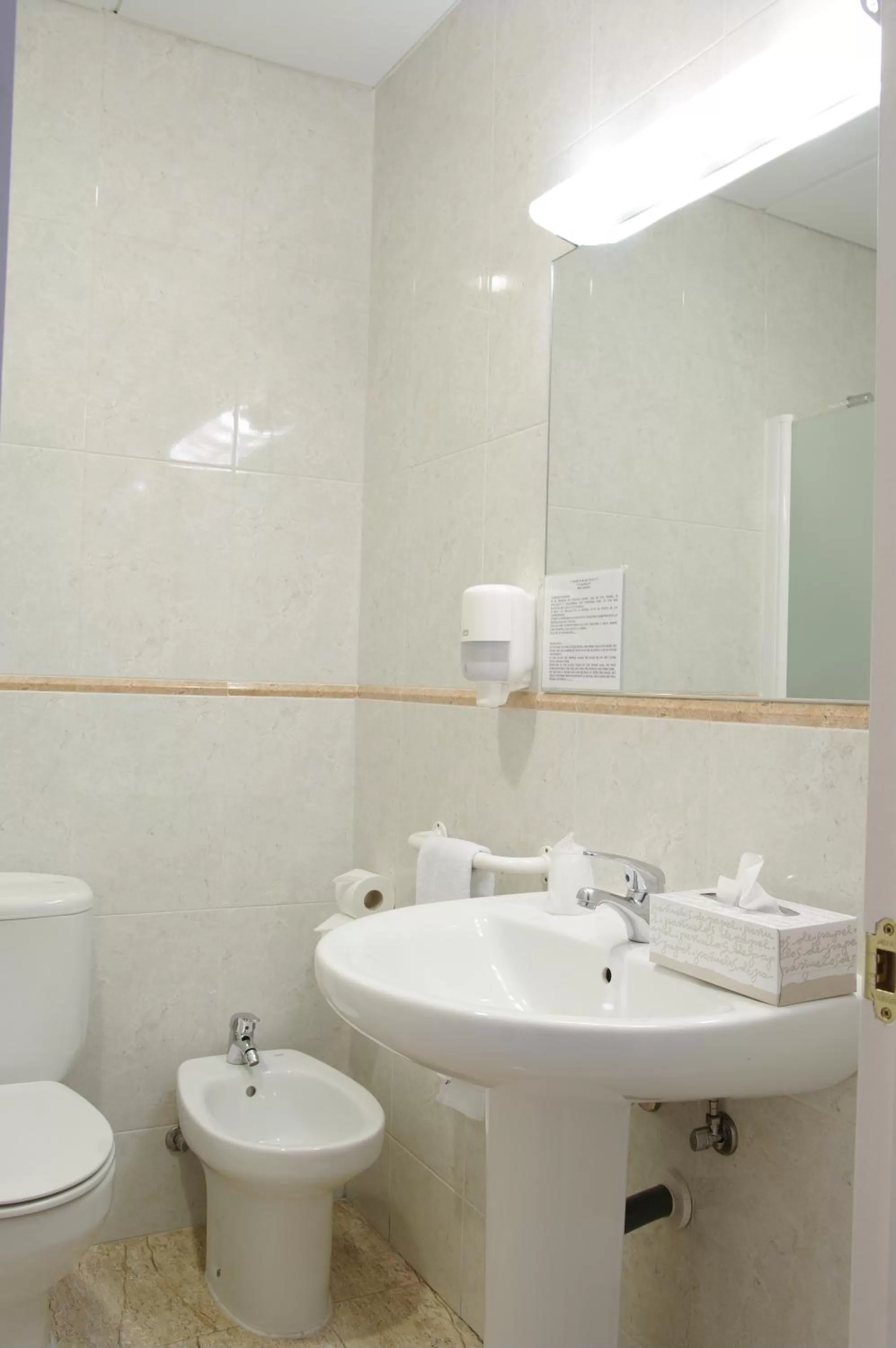 Bathroom in Hotel Barajas Plaza