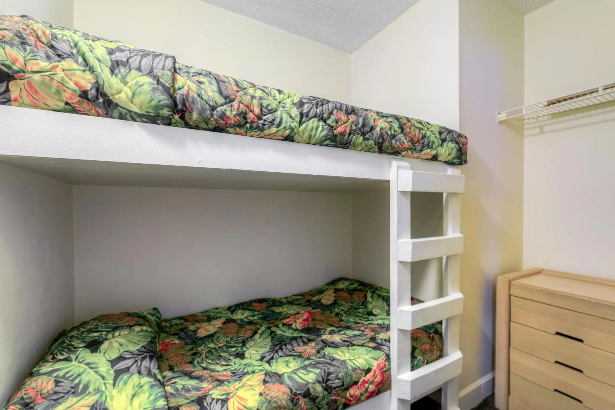 Bunk Bed in Kingfisher Inn