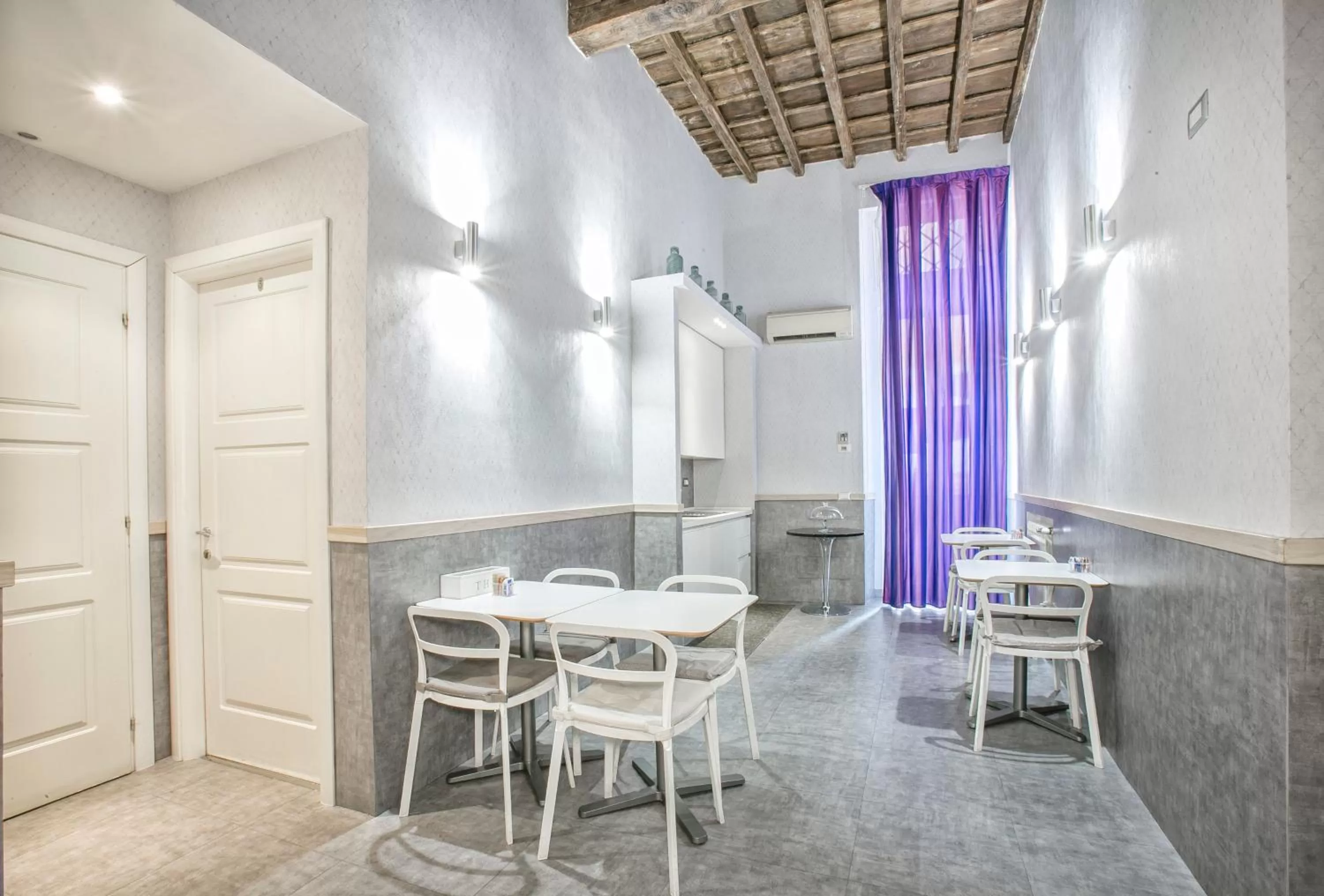 Lobby or reception in History Suite