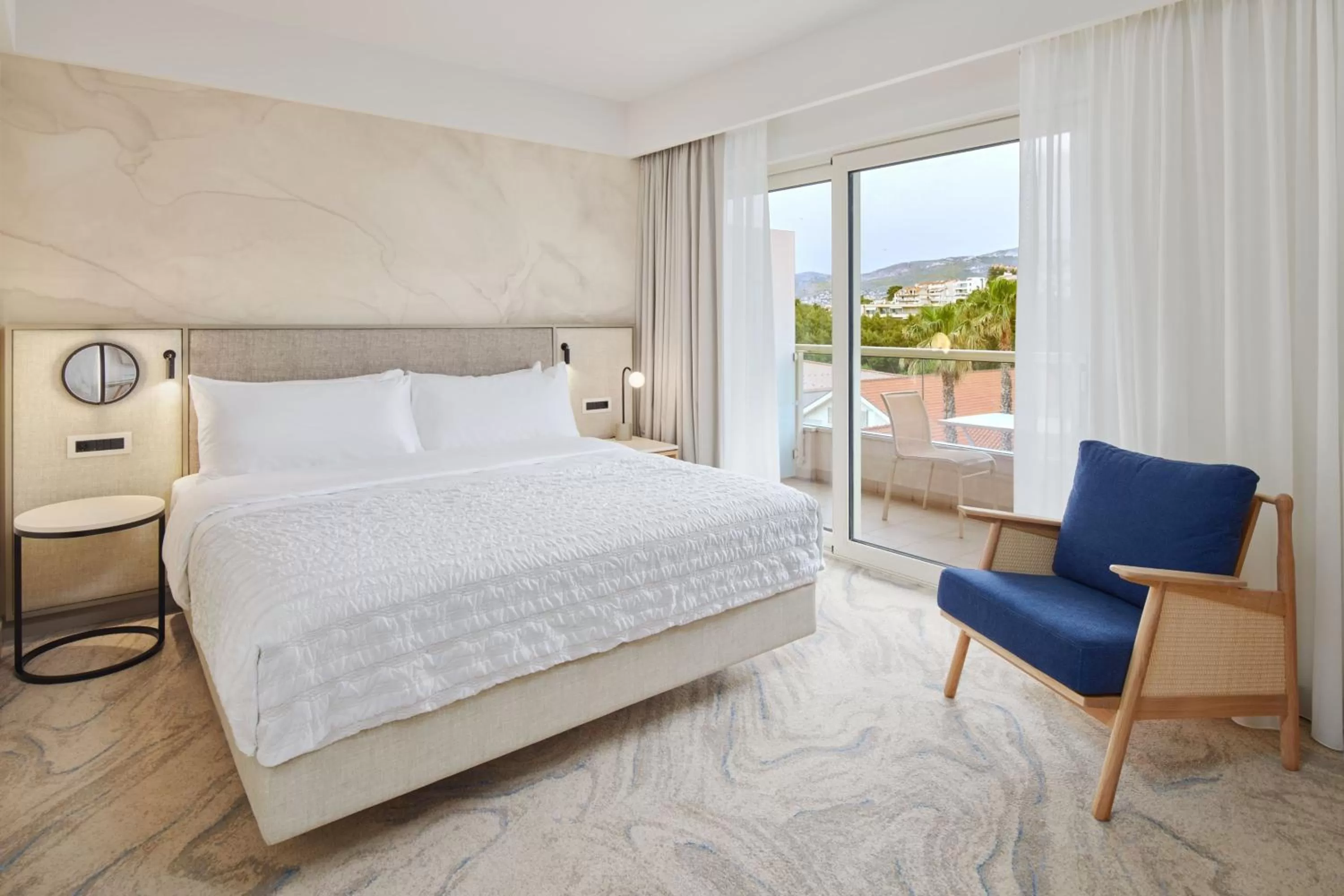 Photo of the whole room, Bed in Le Meridien Lav Split