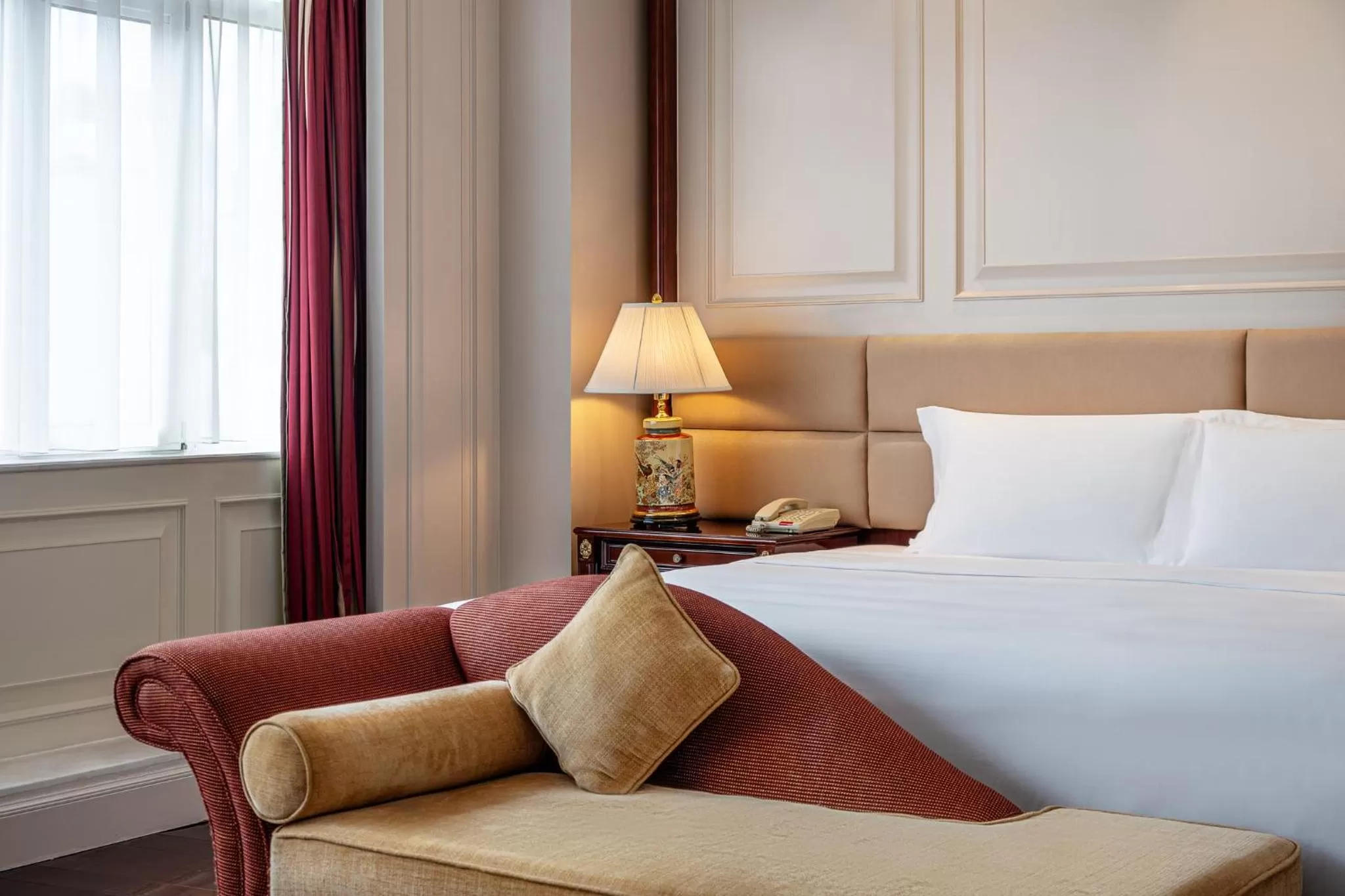 Photo of the whole room, Bed in Crowne Plaza Hotel & Suites Landmark Shenzhen by IHG