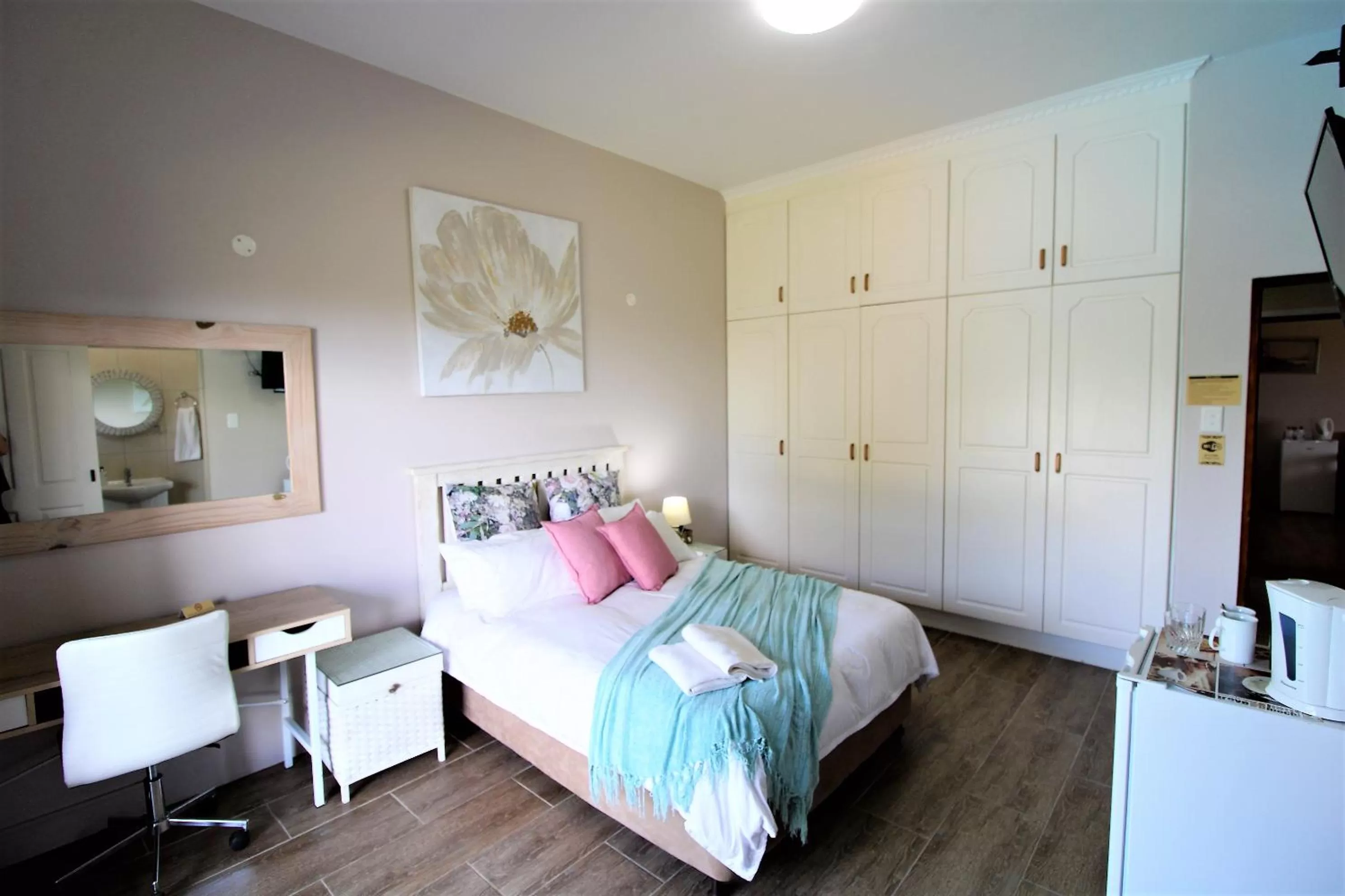 Pool view, Bed in Cove View B&B