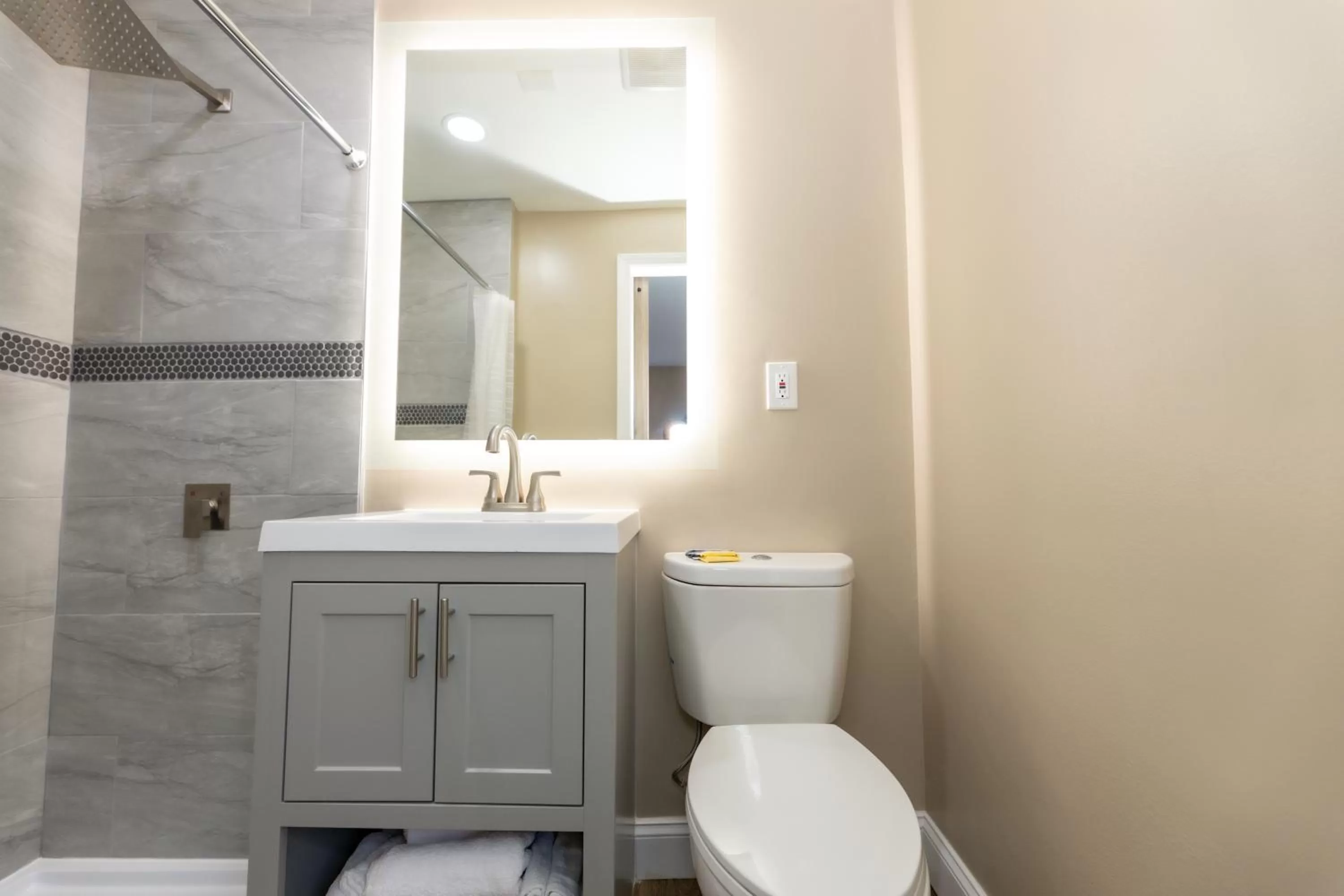 Shower in Seaside Sands Inn