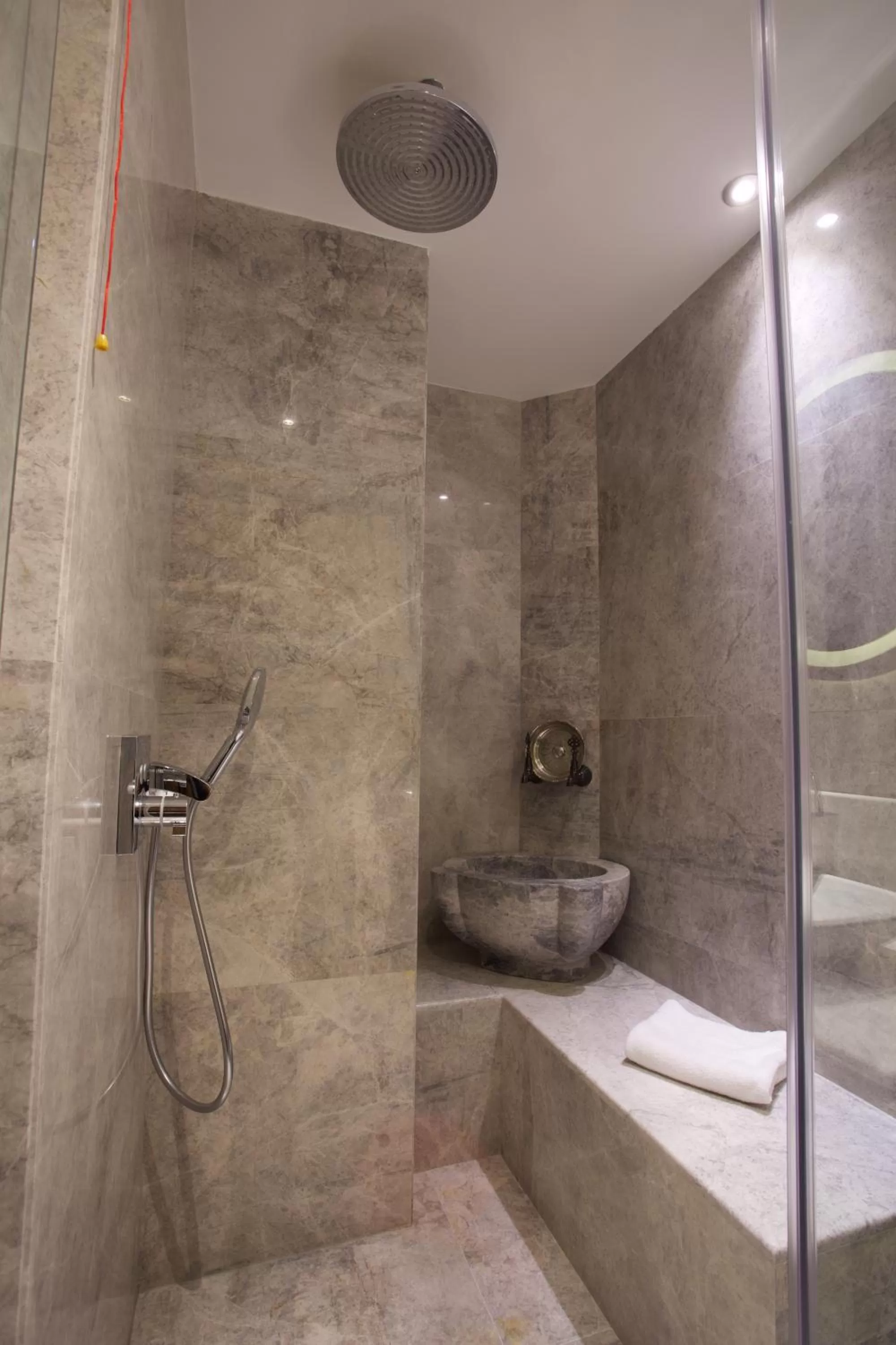 Shower in Dosso Dossi Hotels & SPA Downtown