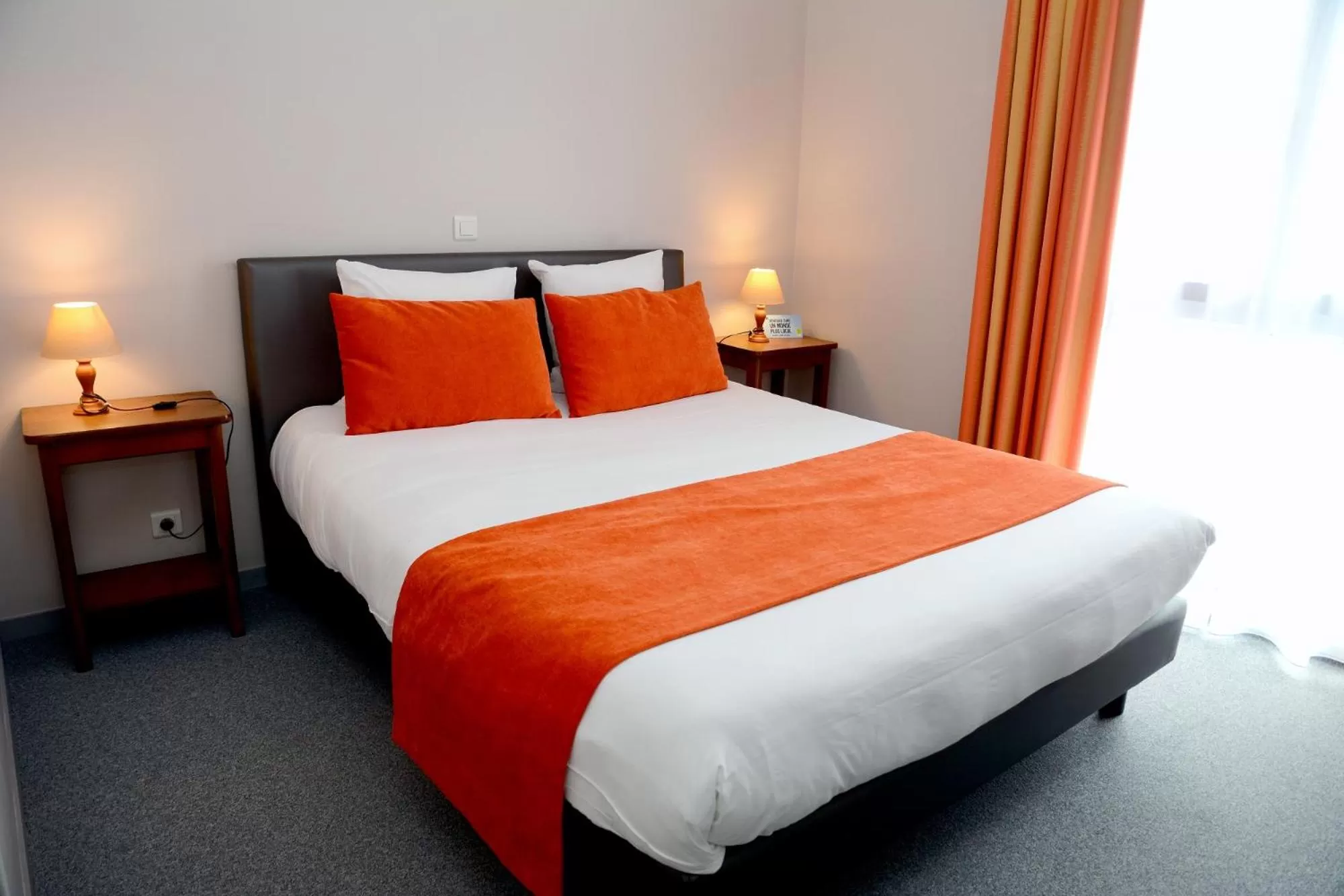 Bed in Hôtel Restaurant La Paix La Robe et le Palais