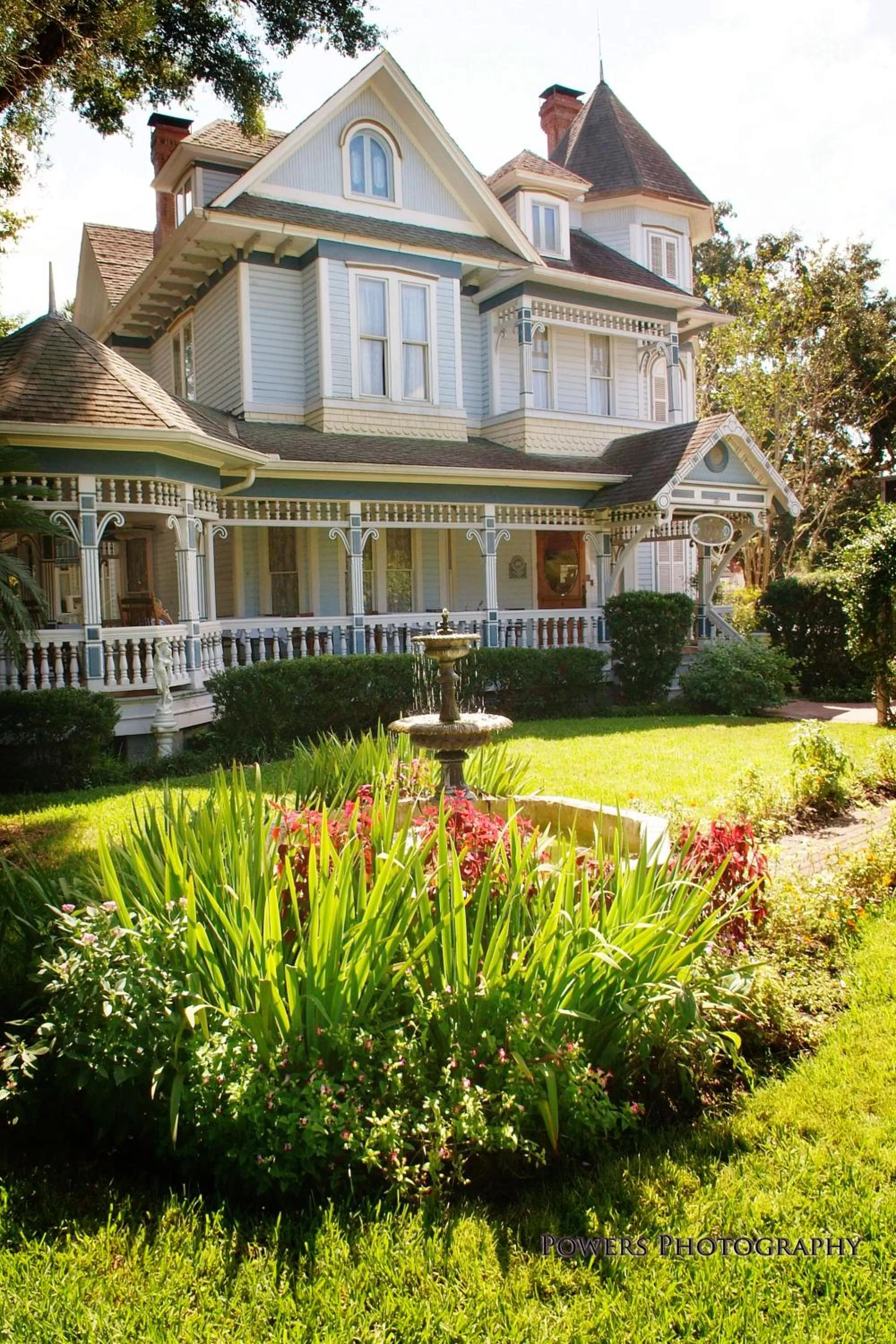 Facade/entrance in Sweetwater Branch Inn