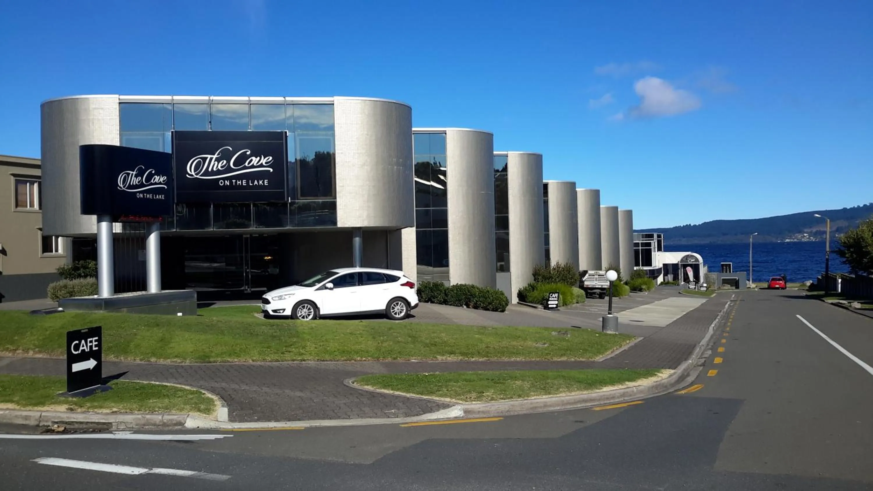 Facade/entrance in The Cove- On The Lake