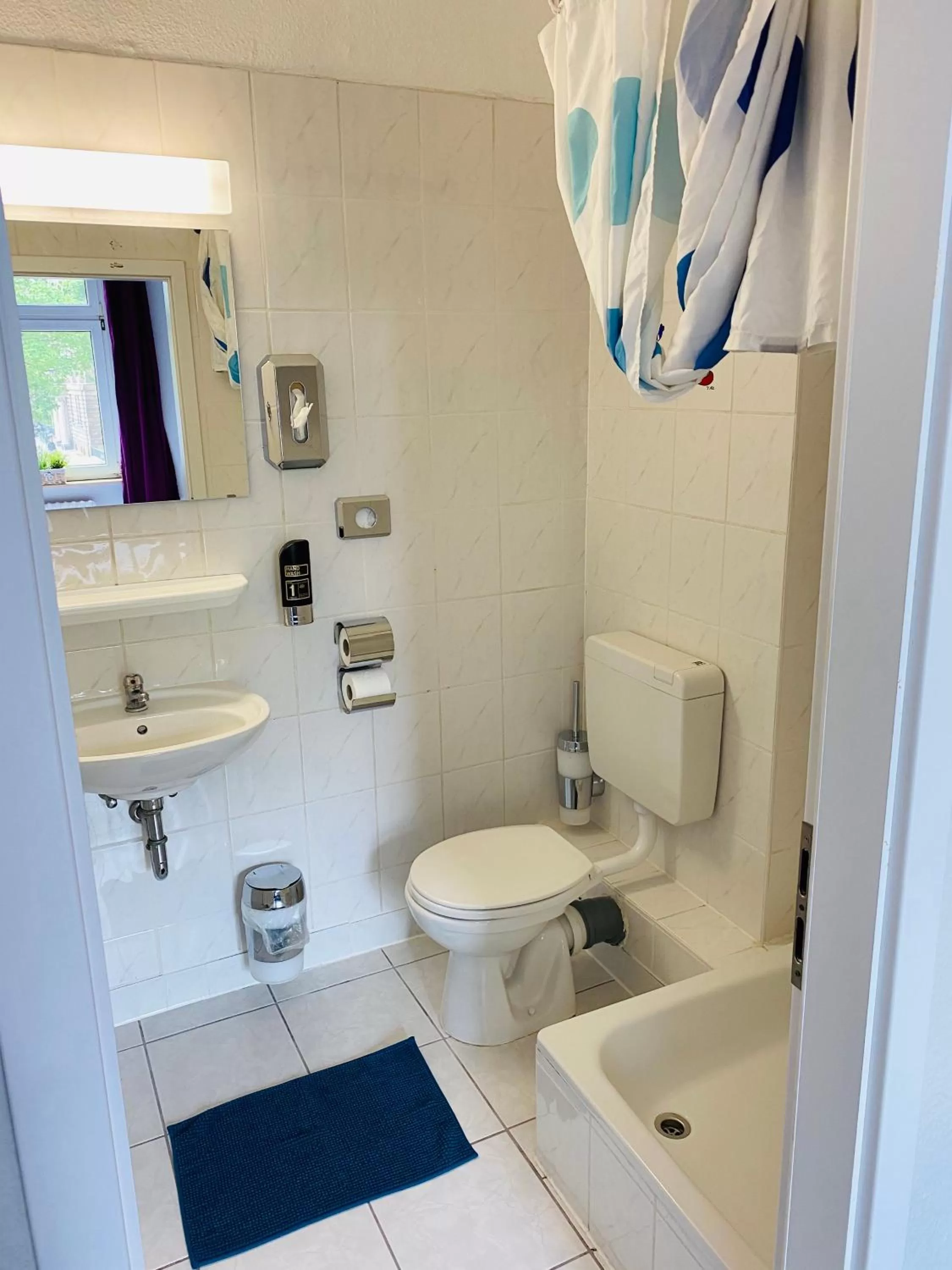 Bathroom in Happy Hotel Berlin