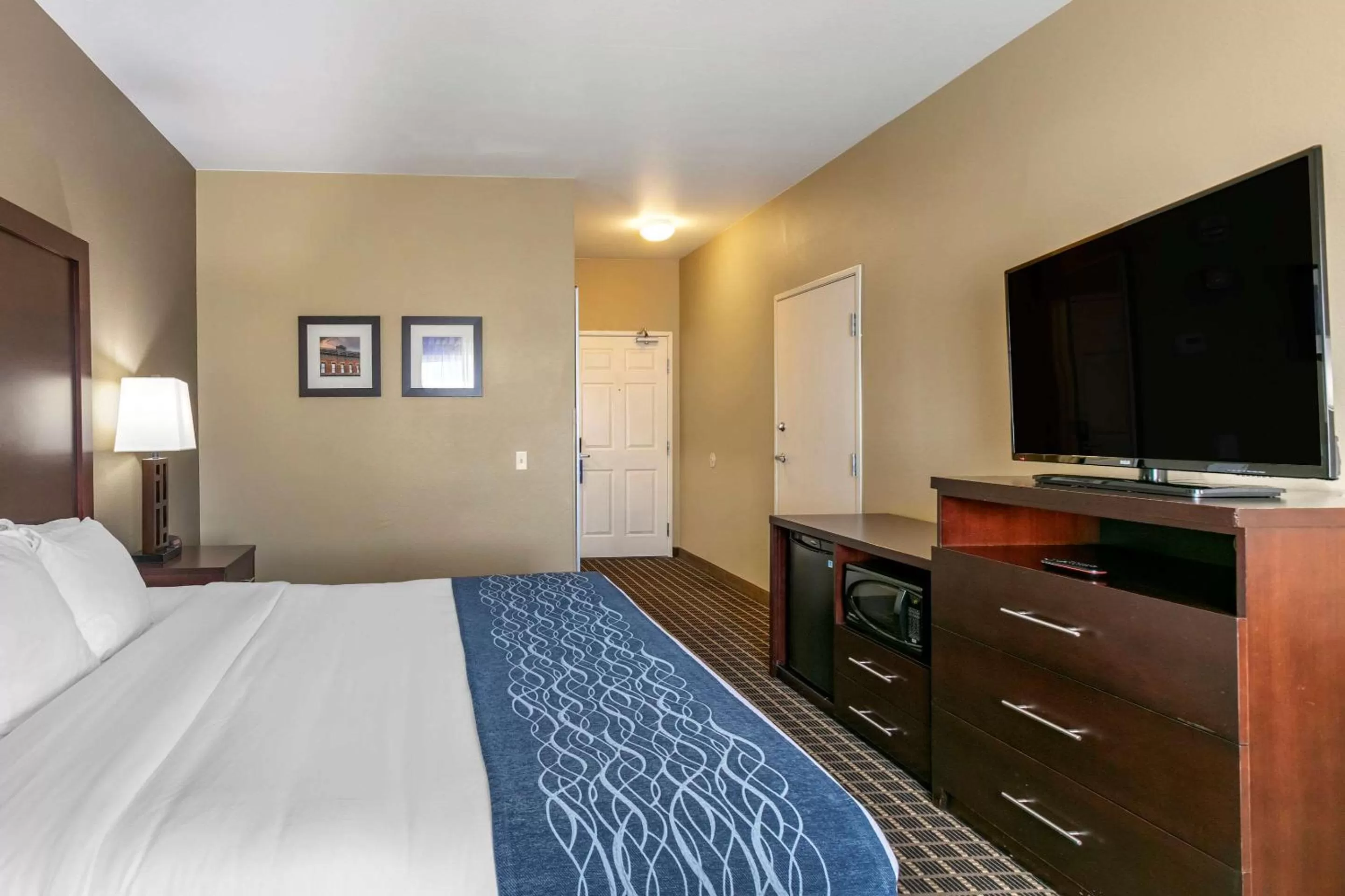 Photo of the whole room, Bed in Comfort Inn Fort Collins North