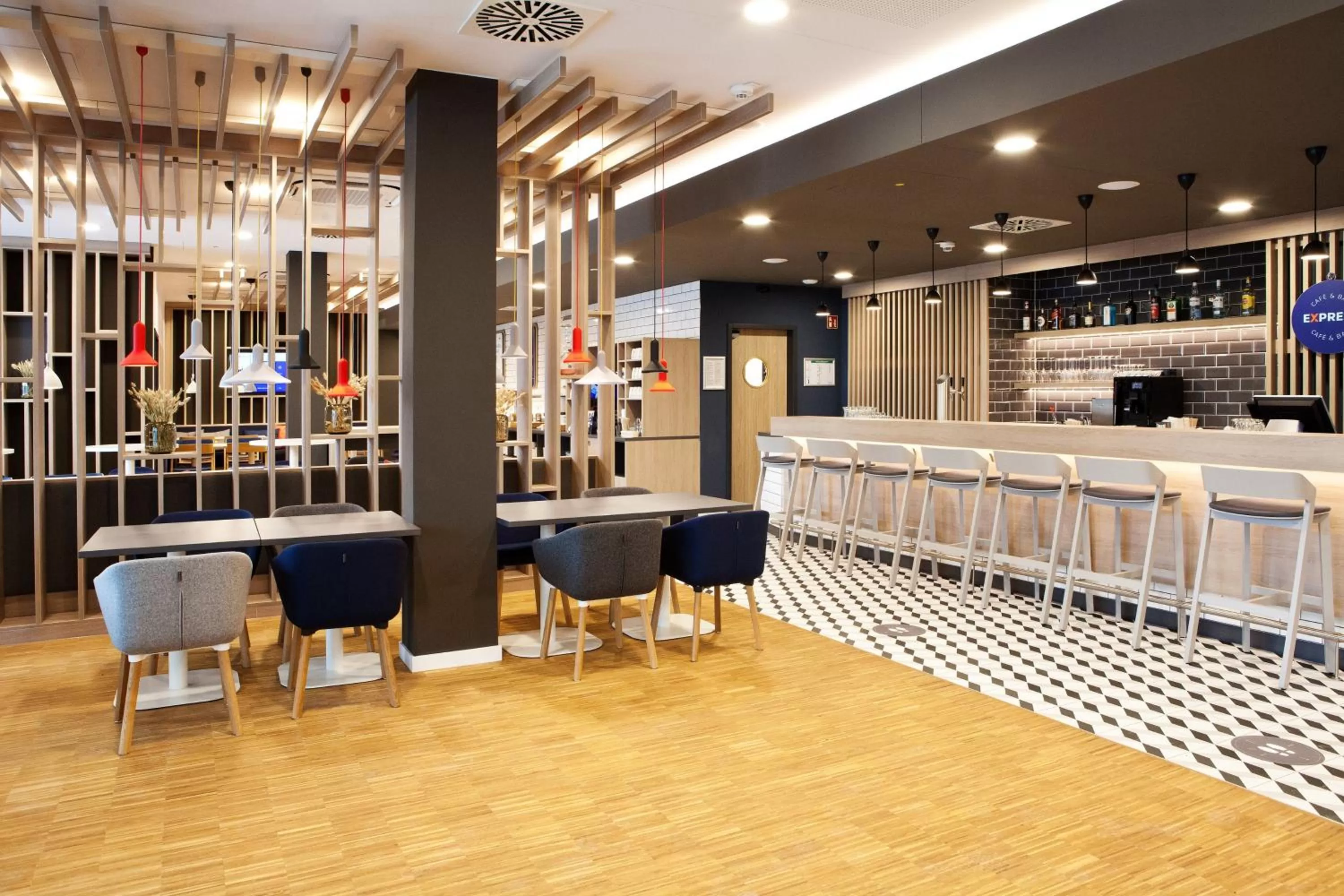 Lounge or bar in Holiday Inn Express Munich - Olympiapark by IHG