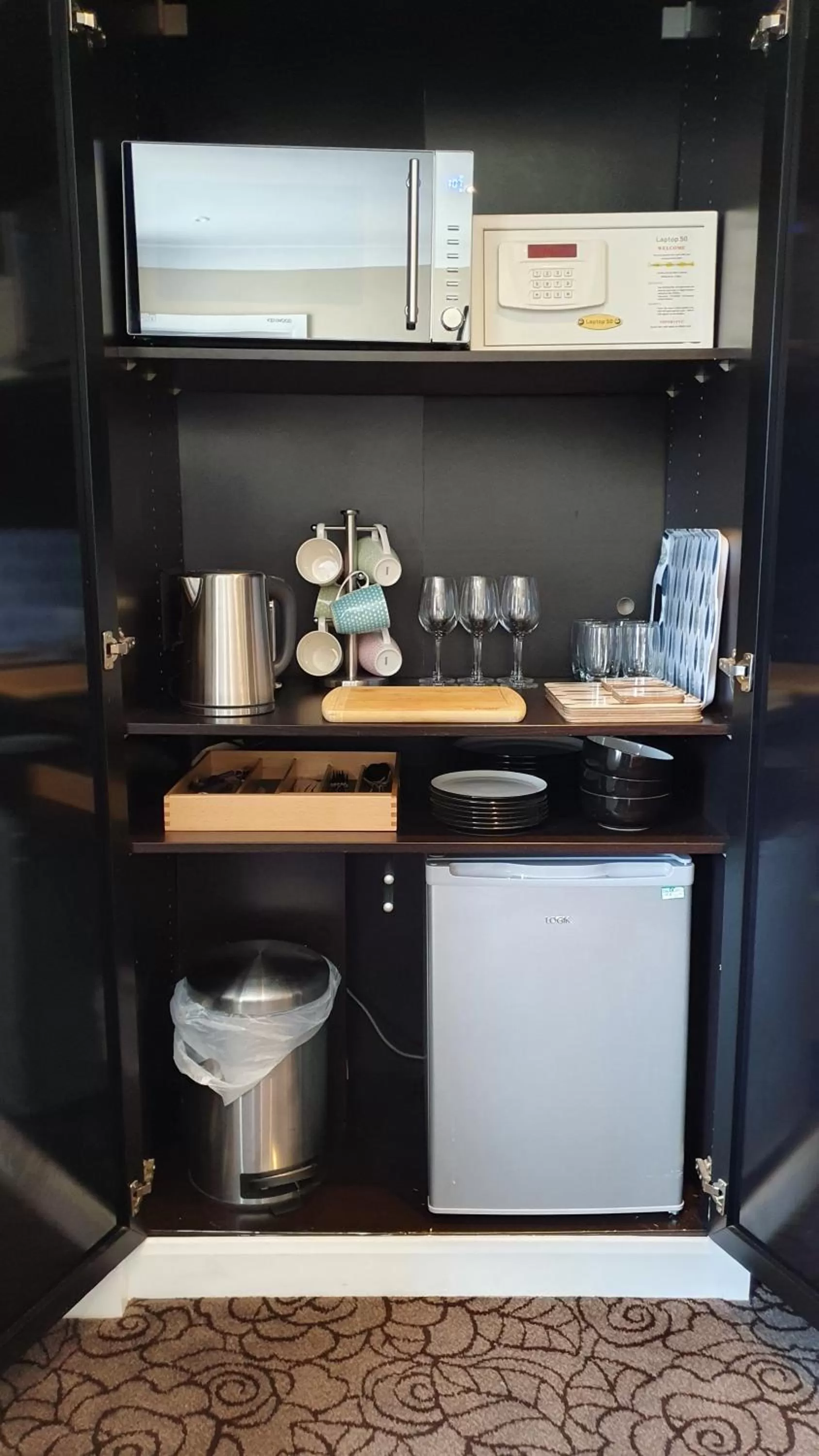 Kitchen or kitchenette in The Plough Inn