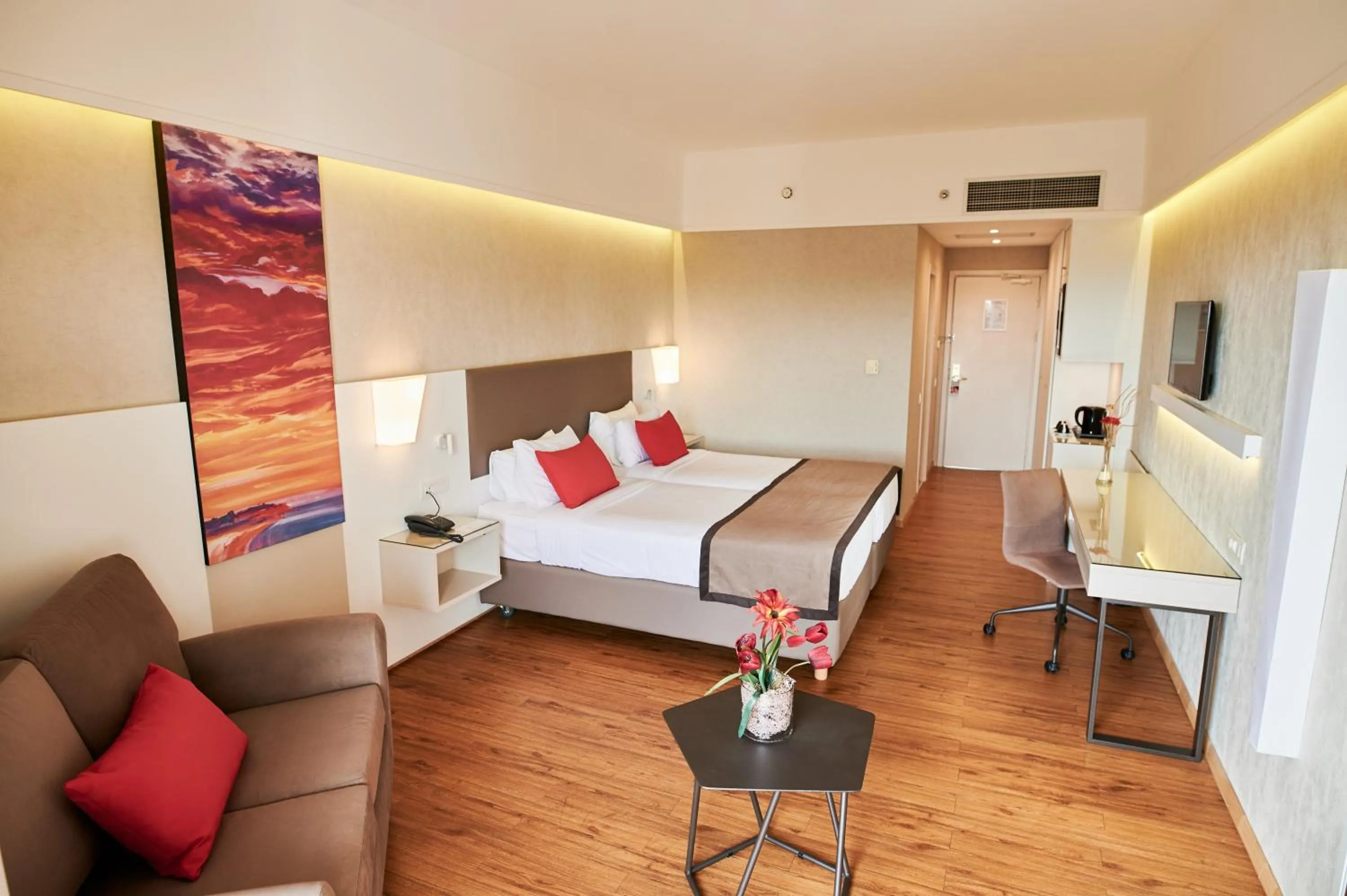 Photo of the whole room, Bed in Ramada Plaza by Wyndham Thraki