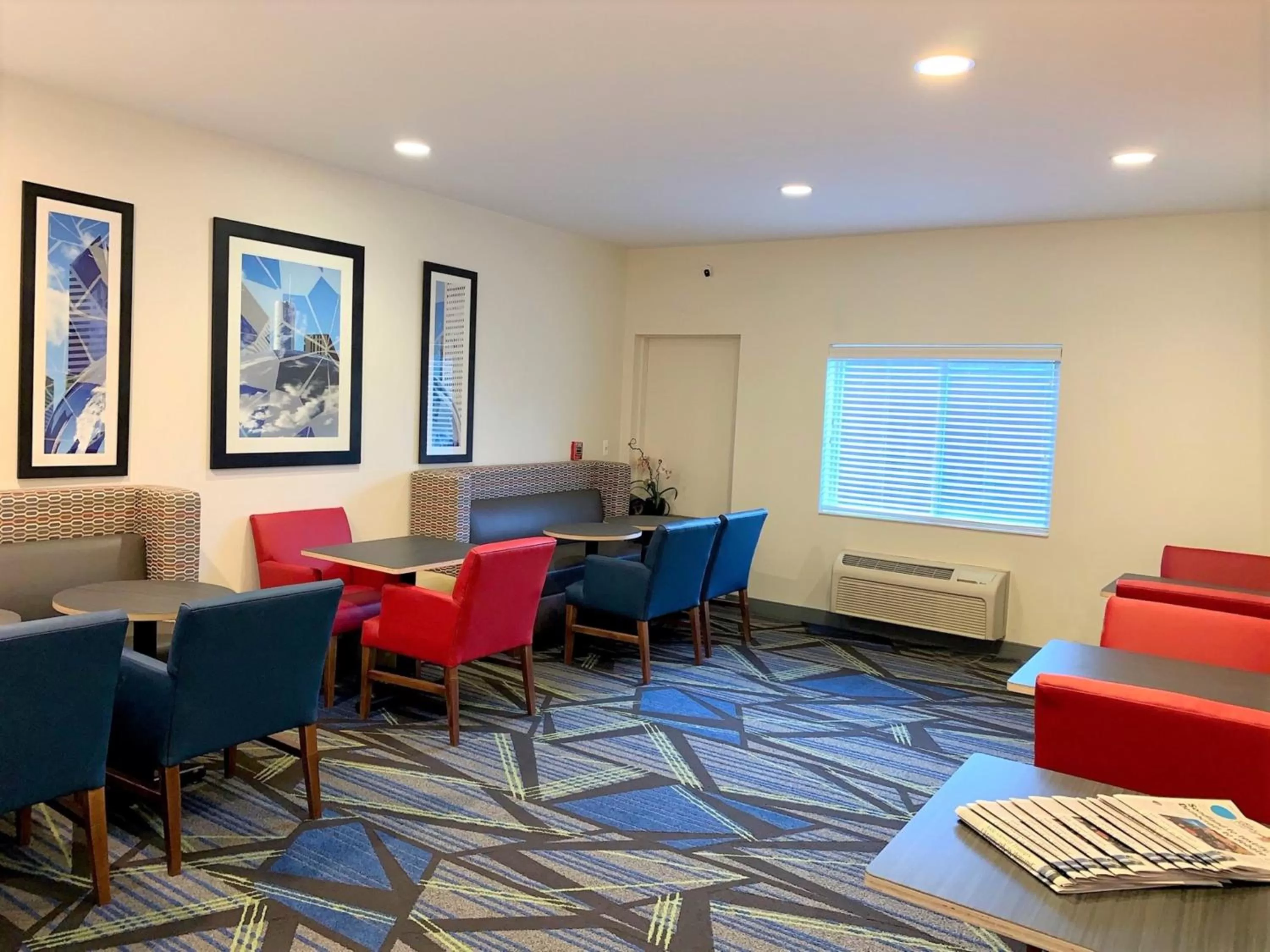 Property building in Holiday Inn Express & Suites Chicago-Libertyville by IHG