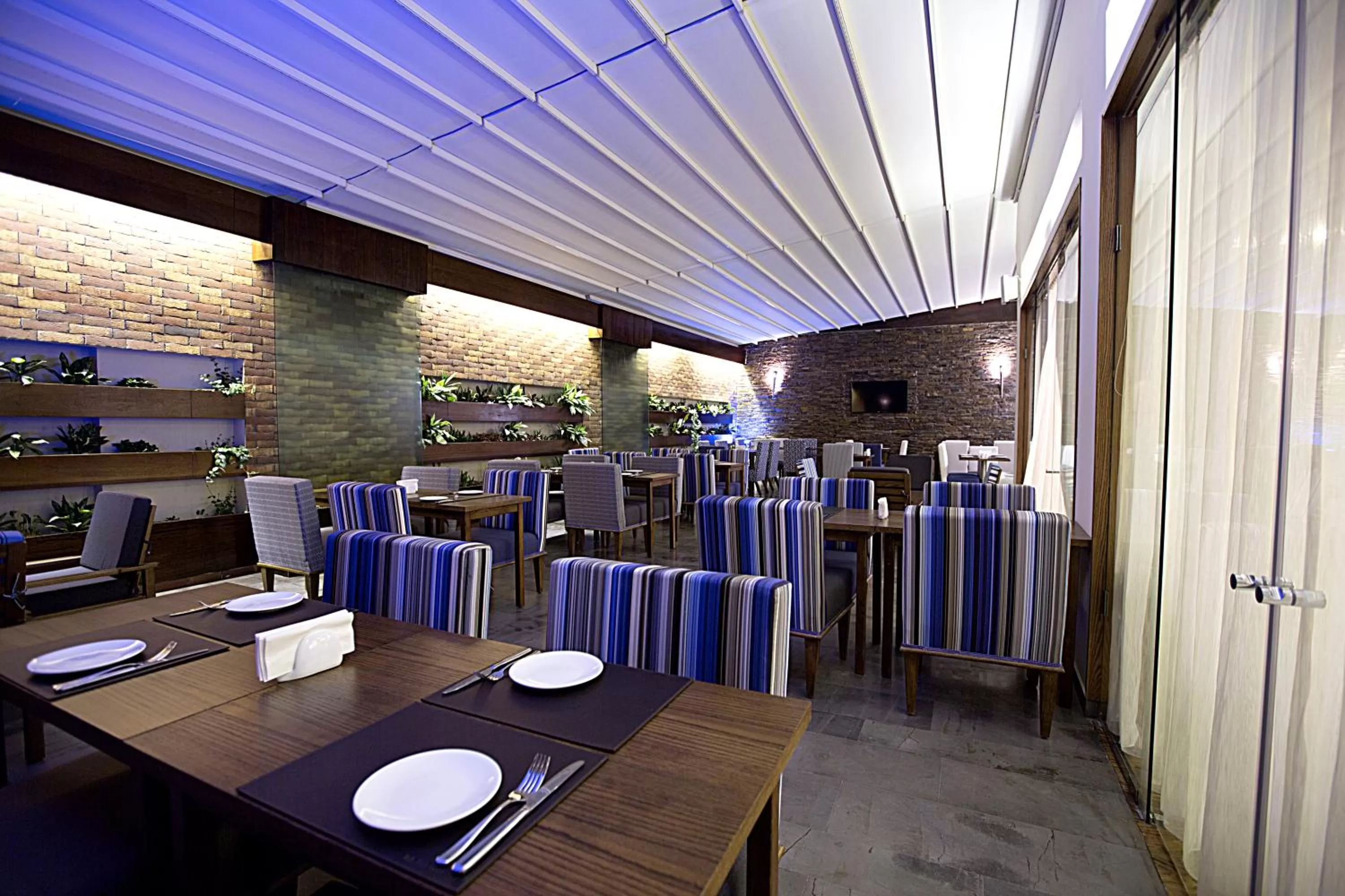Restaurant/places to eat in The J Hotel & Spa