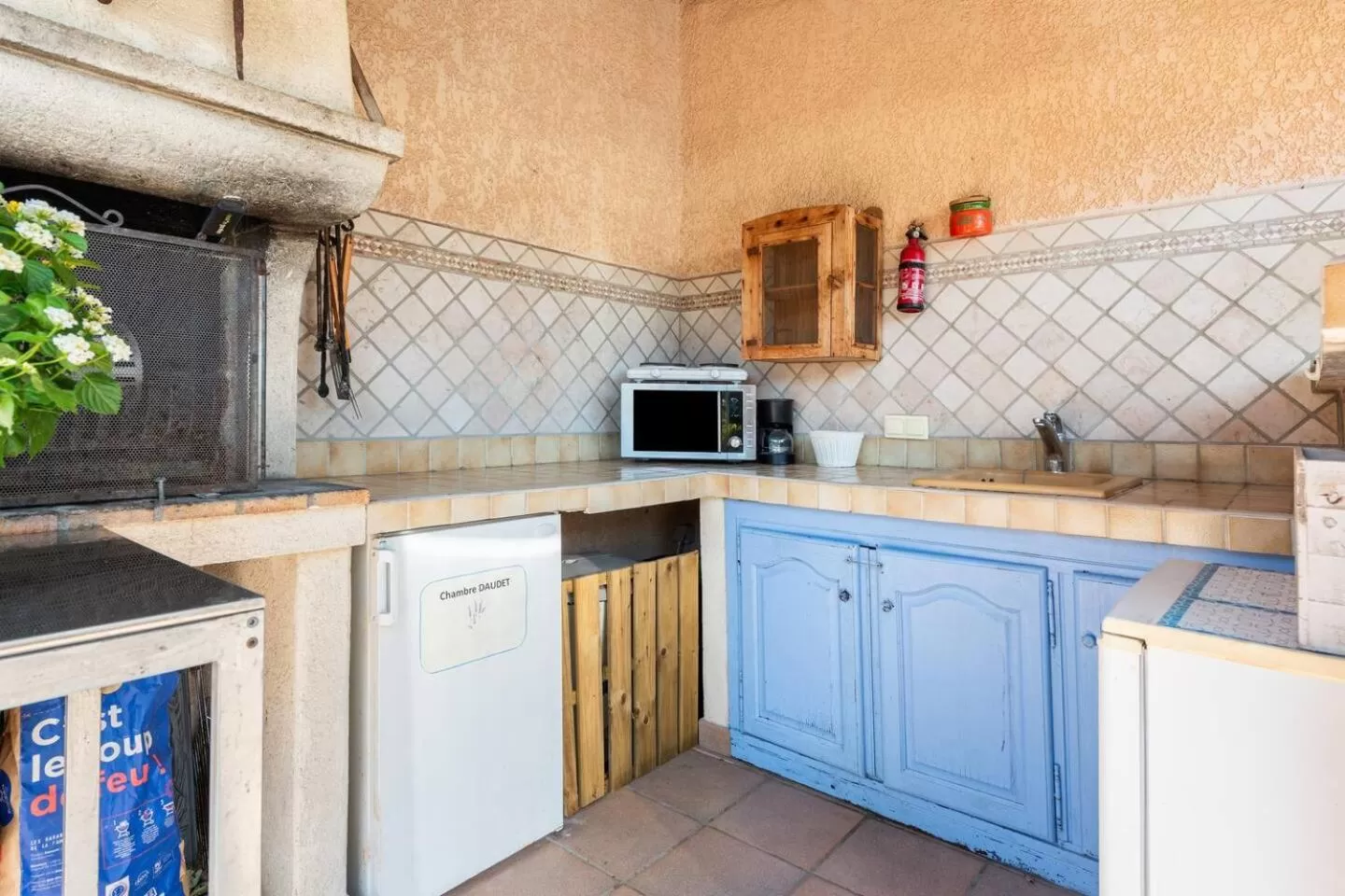 Communal kitchen in Chambre et table d'hôtes Villa Pomponette