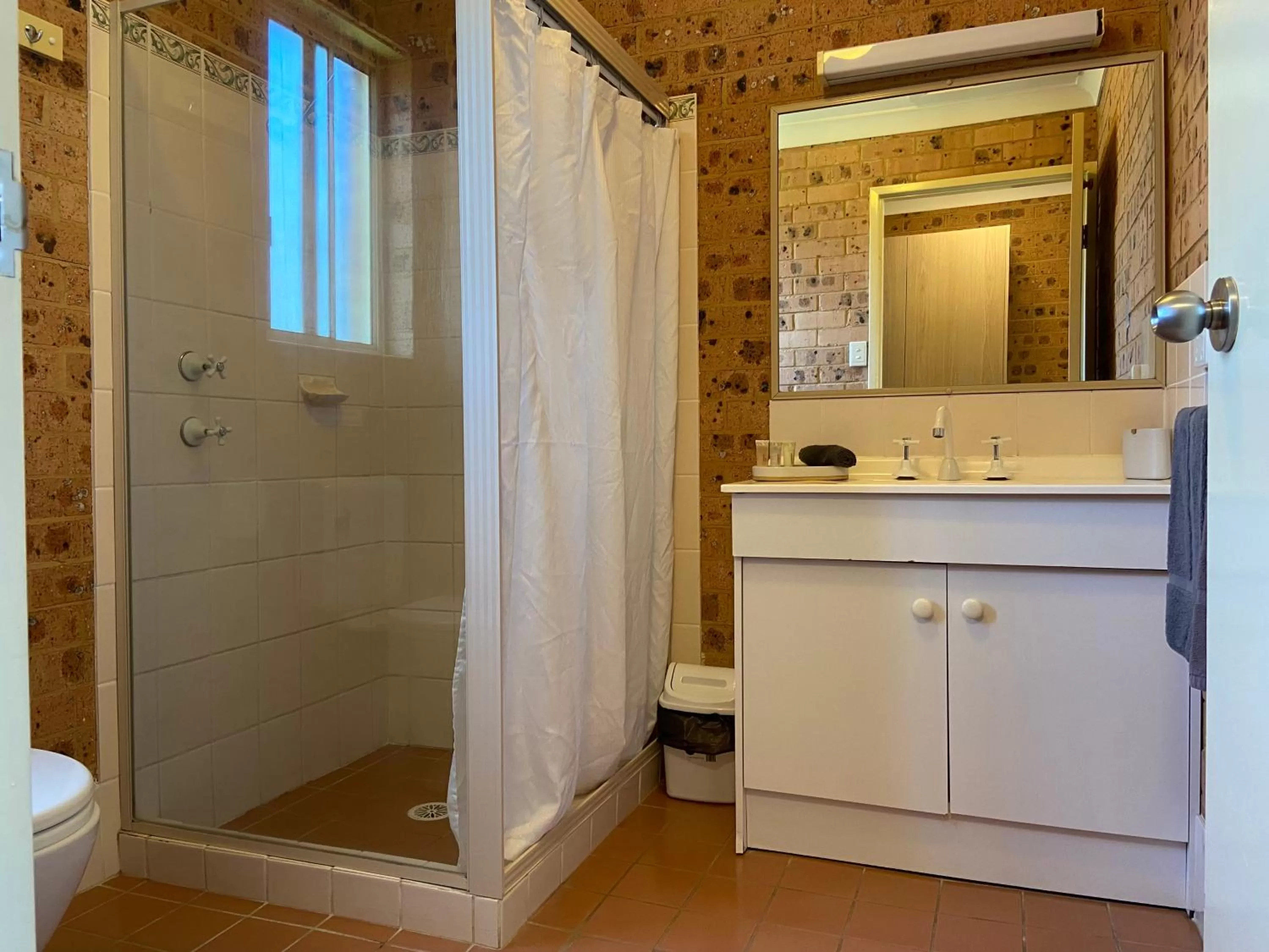 Bathroom in Aberdeen Motel