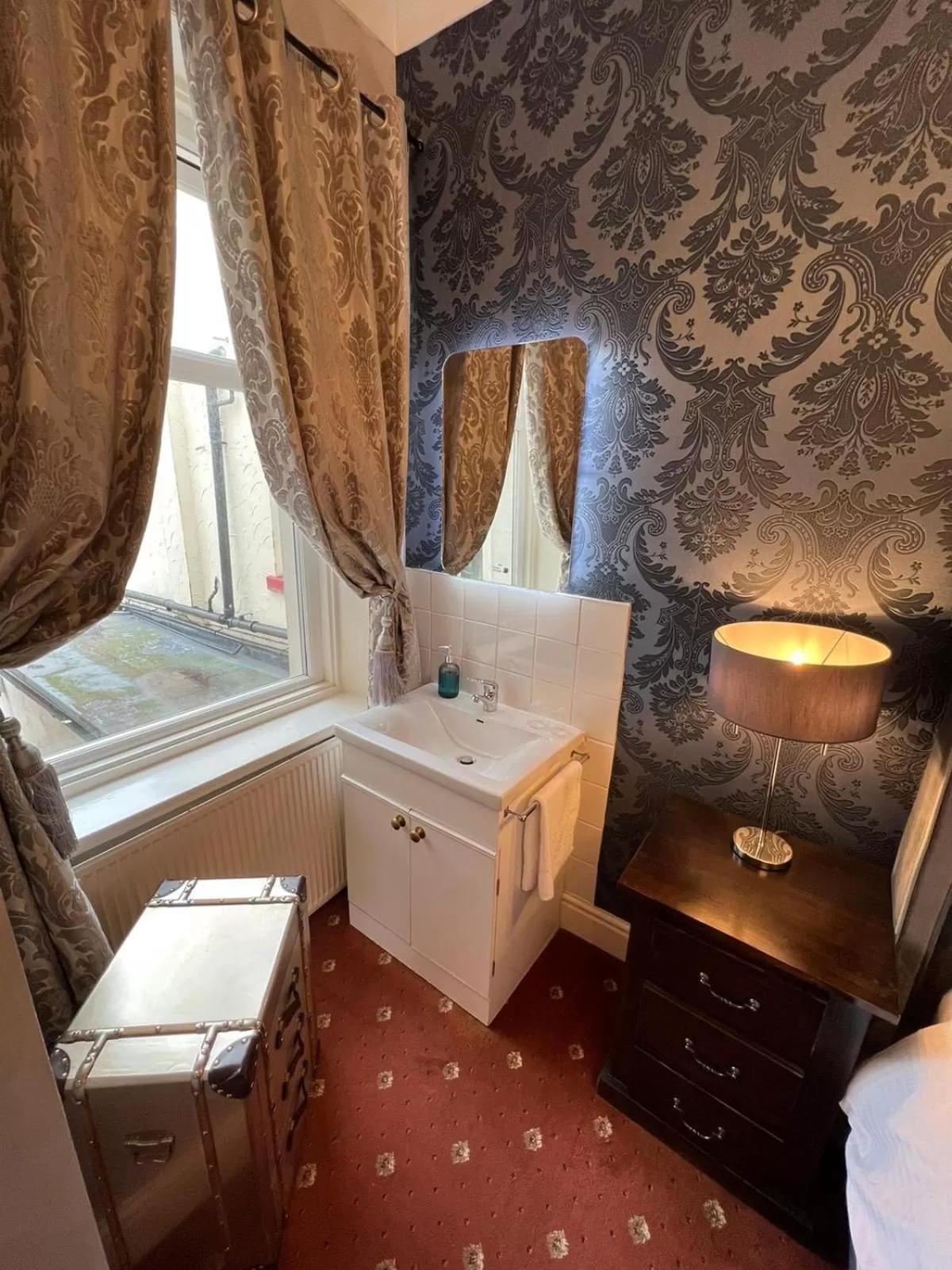 hair dresser, Bed in McGraths Hotel & Public Bar