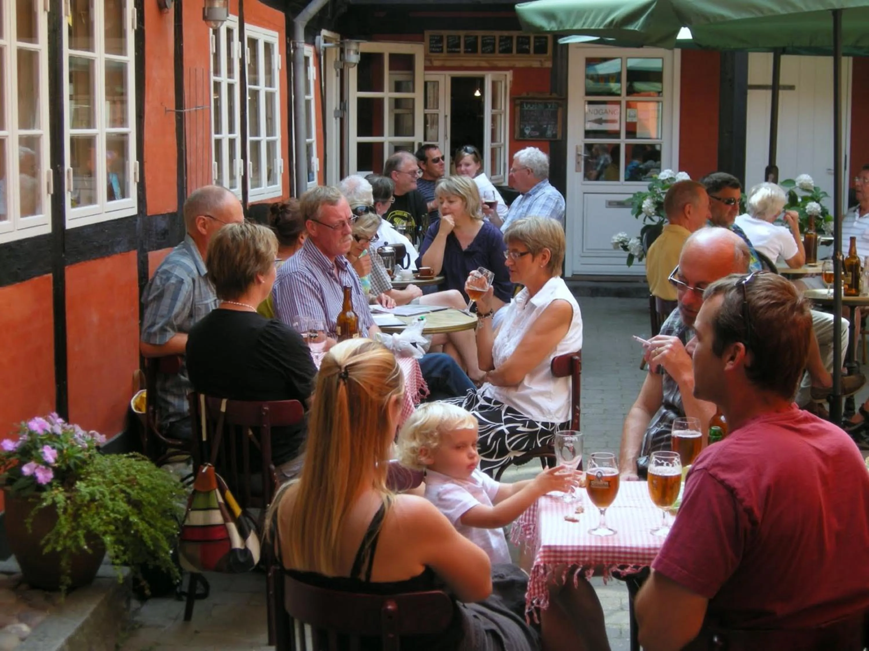 Restaurant/places to eat in Hotel Garni