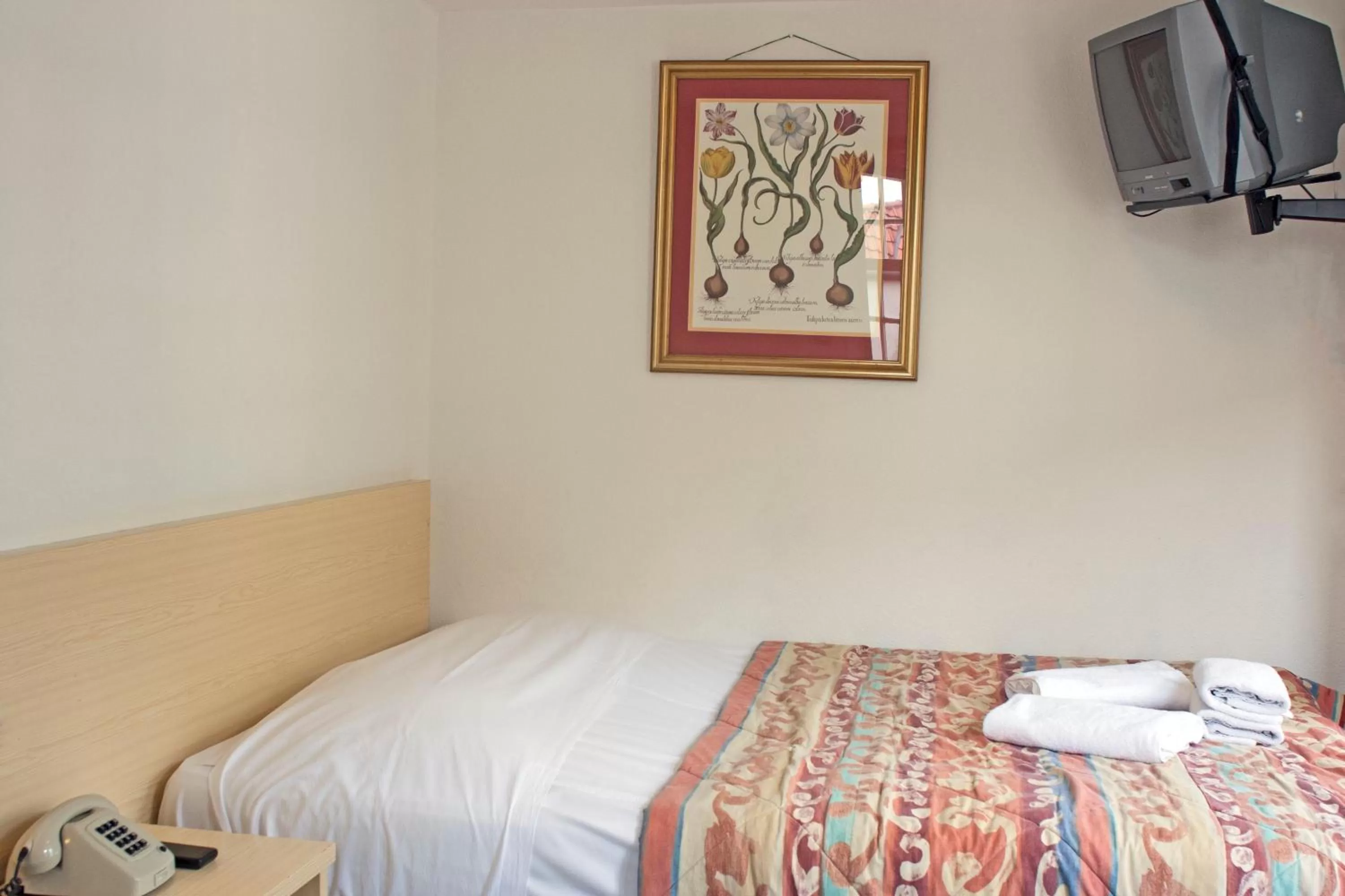 Photo of the whole room, Bed in Koopermoolen