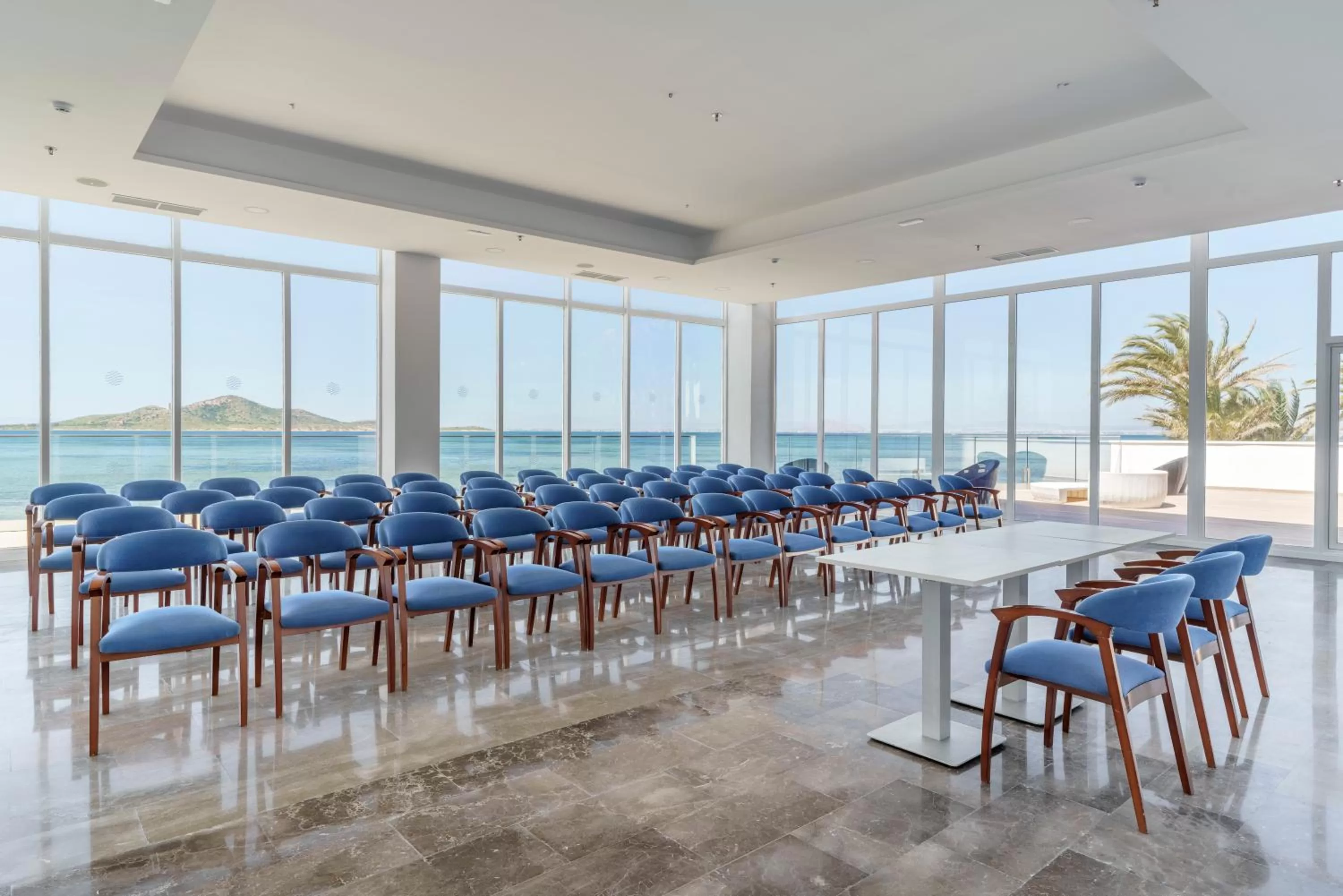 Business facilities in AluaSun Doblemar