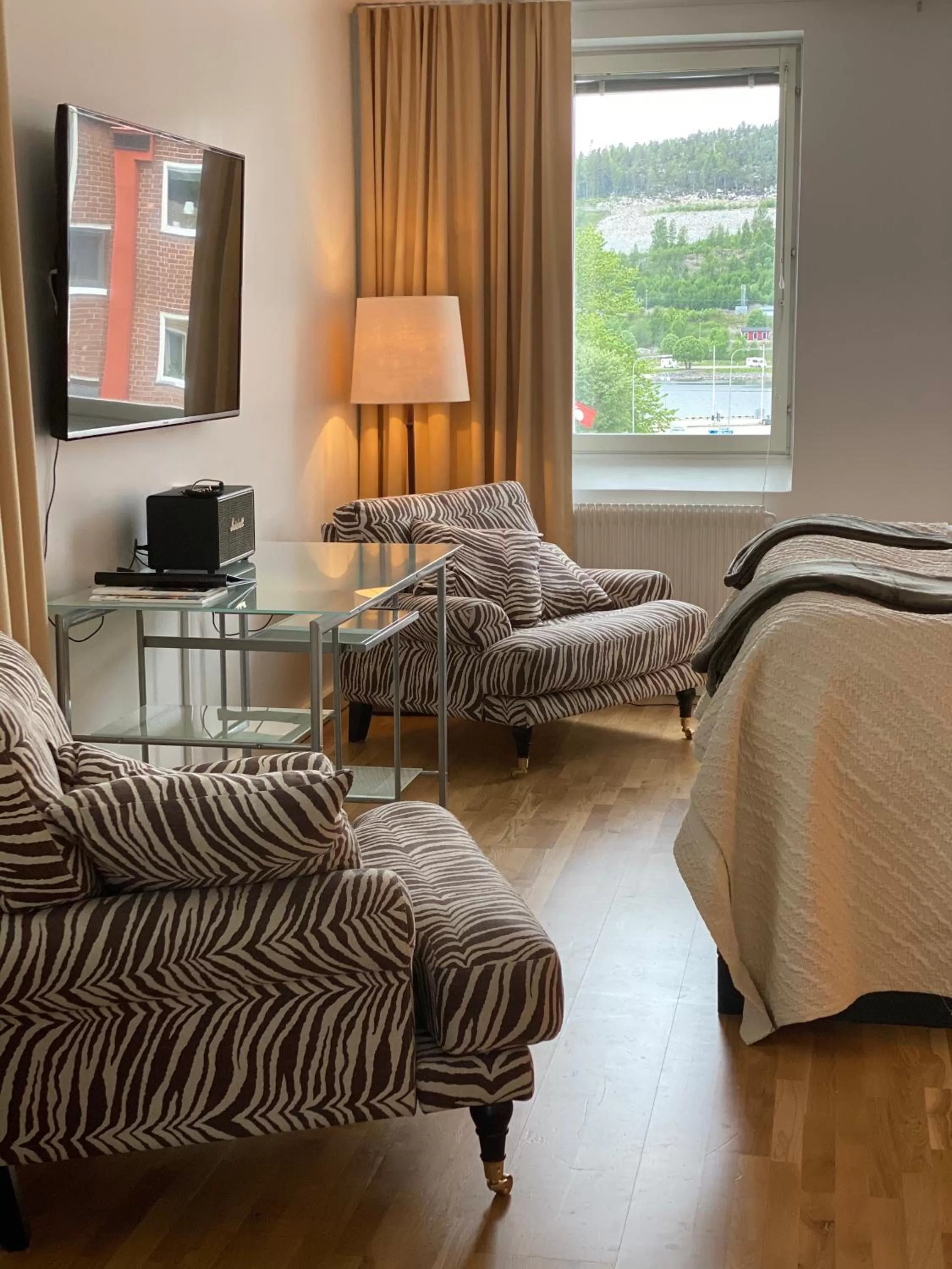 Living room, Bed in Strand City Hotel