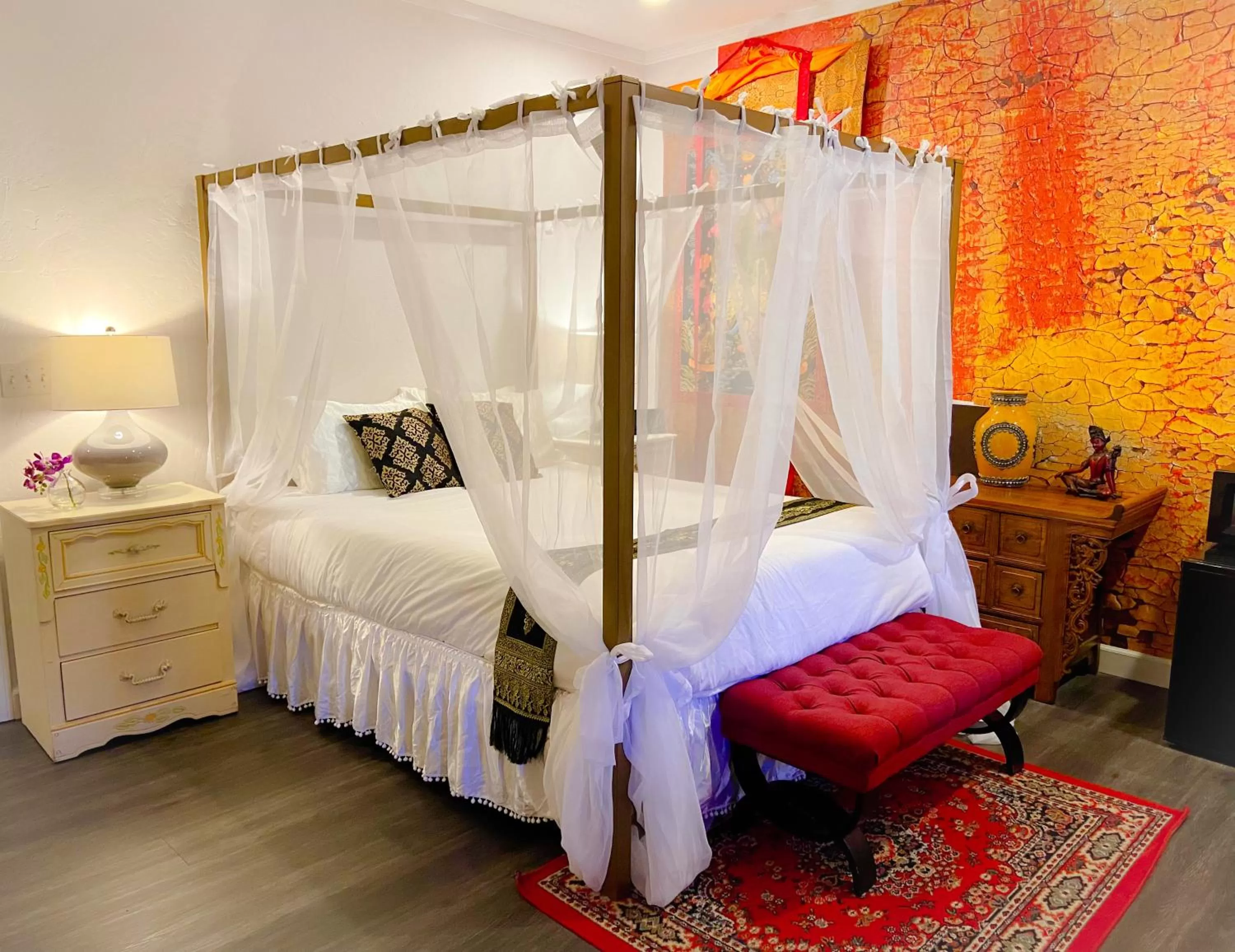 Bed in Quiet Mind Mountain Lodge, Retreat & Spa