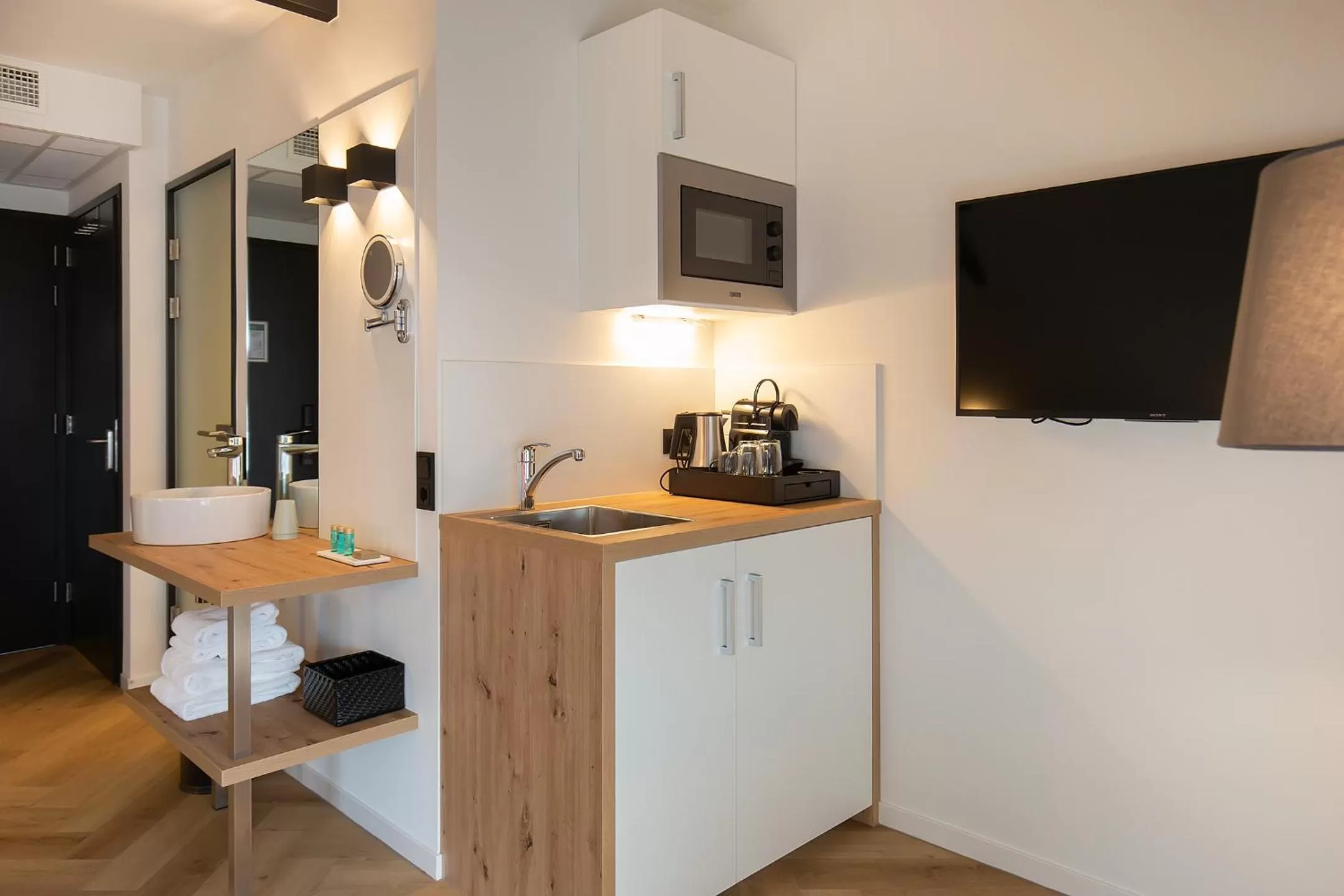 TV and multimedia in Snoozz Hotels Bolsward Boutique hotel zonder receptie met digitale sleutel