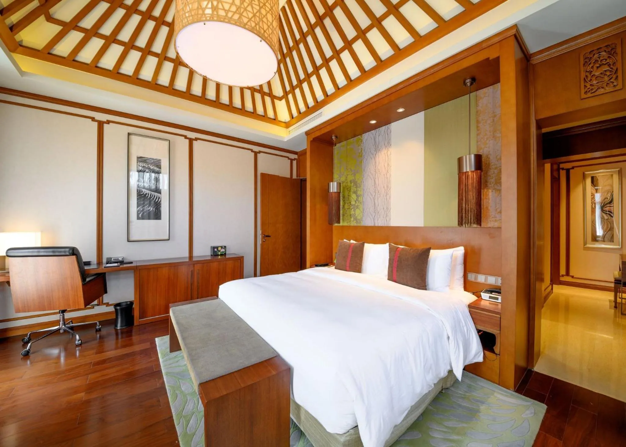 Photo of the whole room, Bed in HUALUXE Hotels & Resorts Kunming