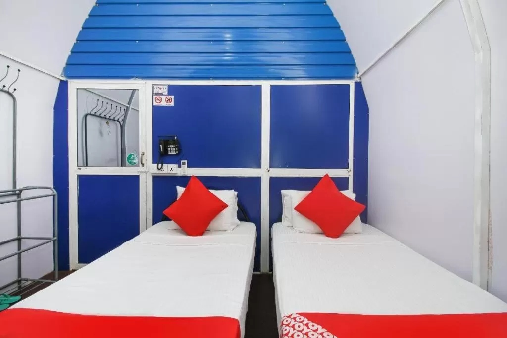 Bed in Airport A4 Transit Hub - Eco Chalets - FREE SHUTTLE SERVICE 24HRS