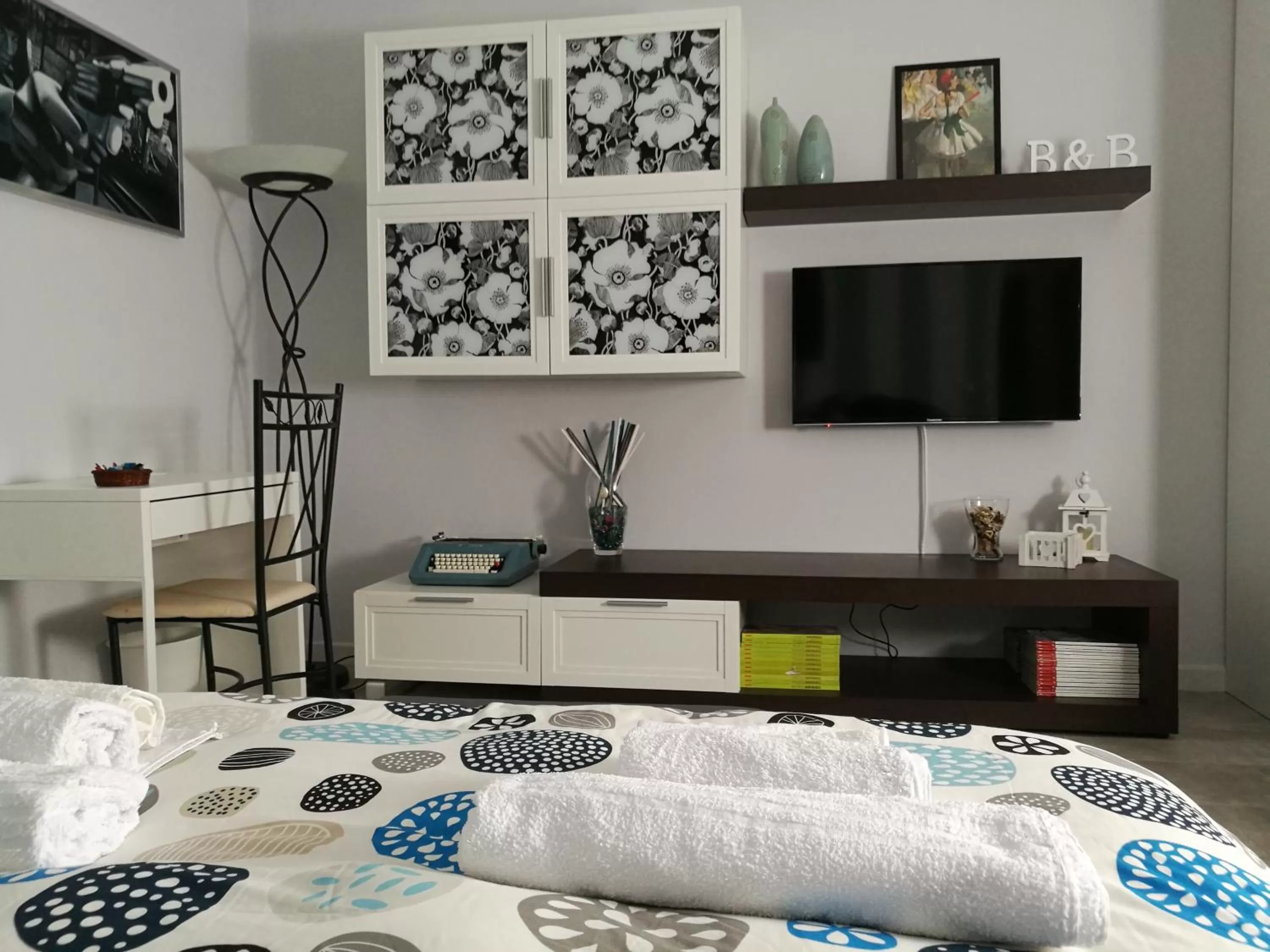 TV and multimedia, Bed in B&B A casa dell'artista