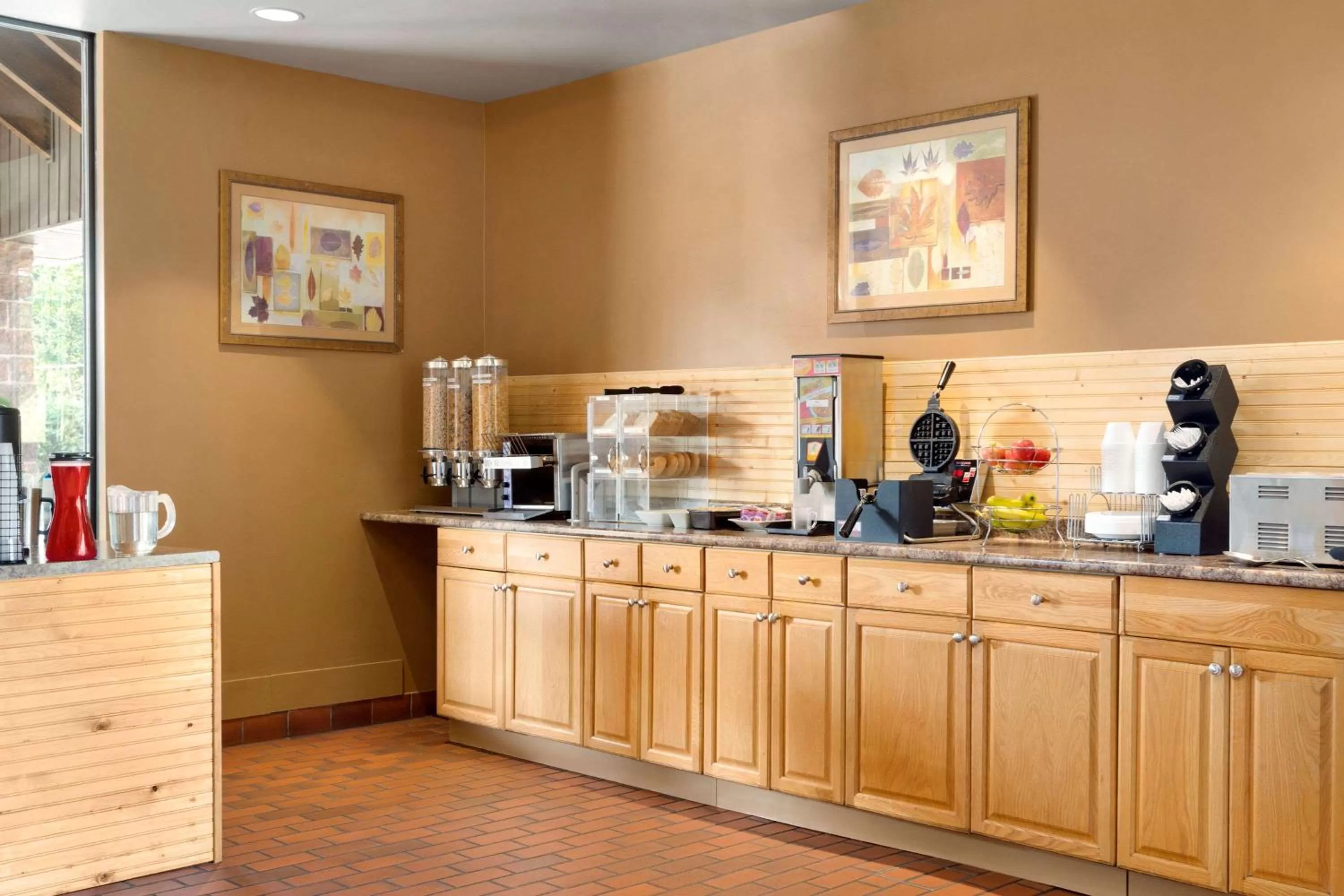 Dining area in Travelodge by Wyndham North Bay Lakeshore