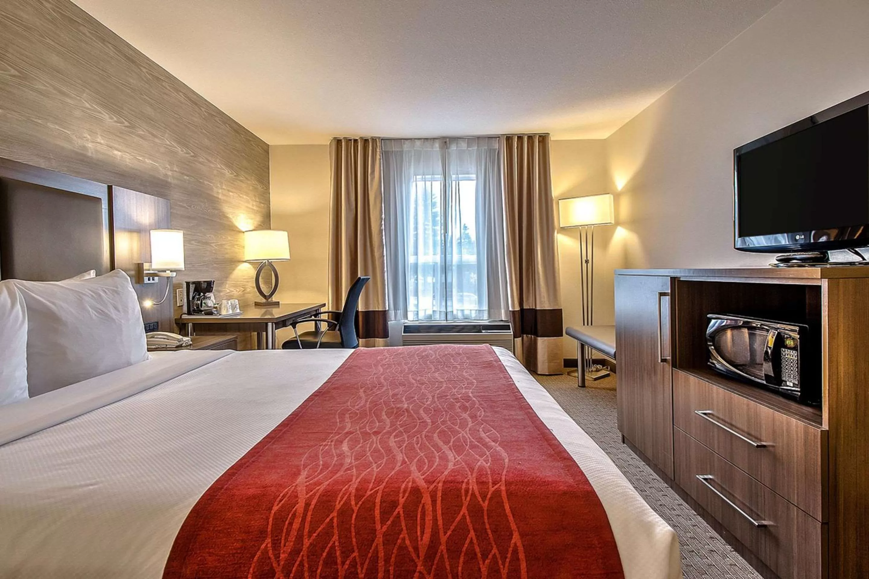 Photo of the whole room, Bed in Comfort Inn & Suites South