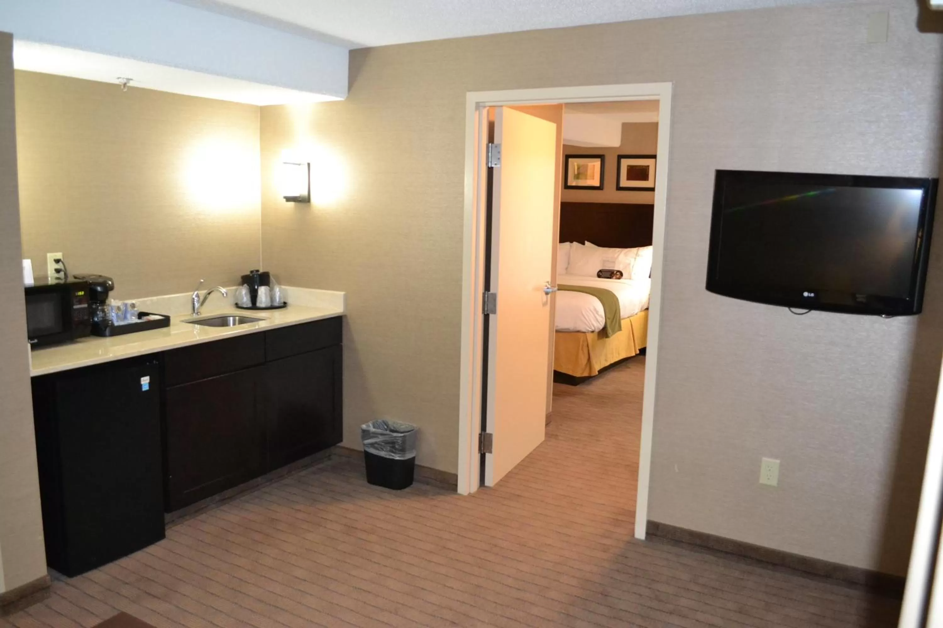 Photo of the whole room, Bed in Holiday Inn Express Boston Brockton by IHG