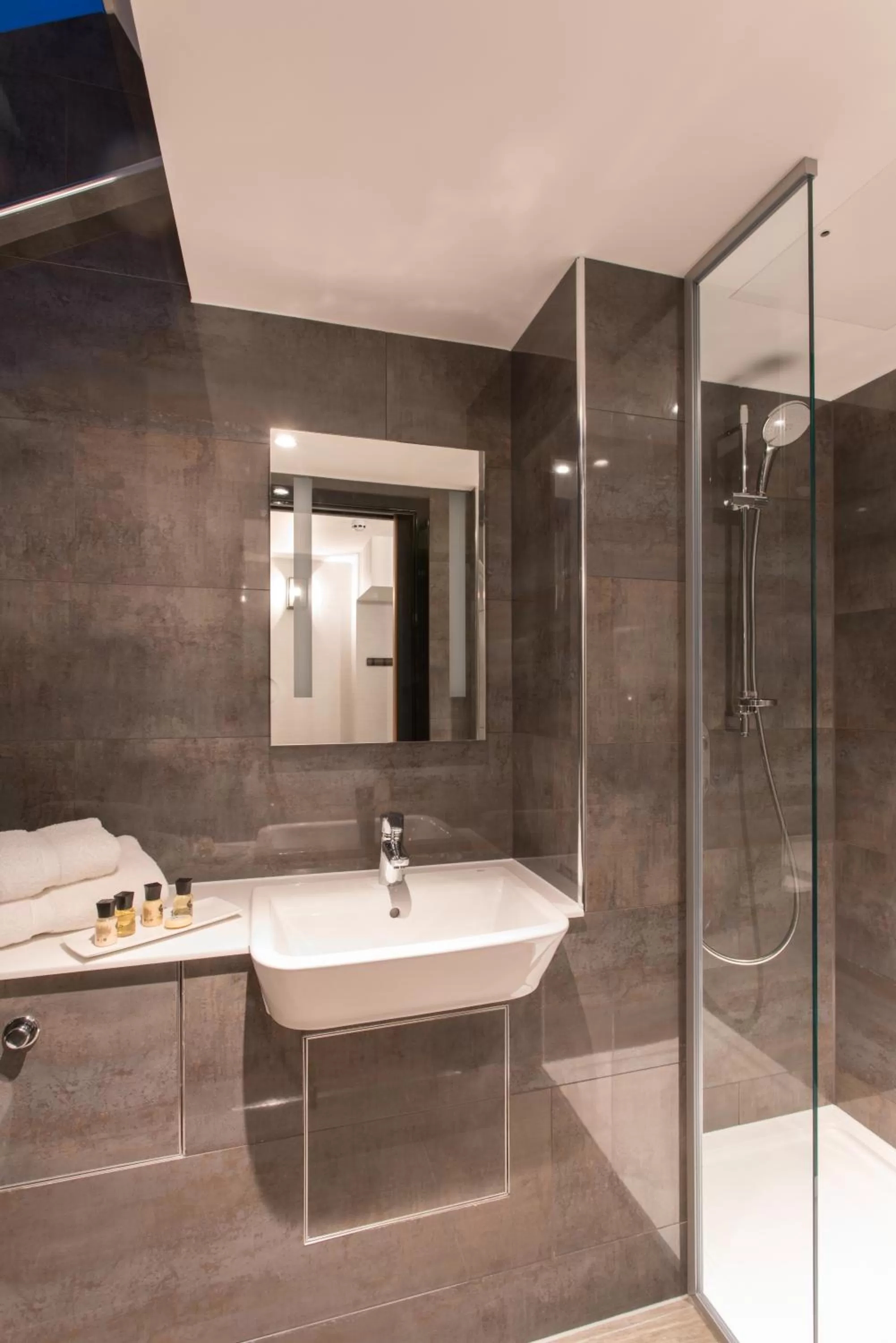 Shower in Camden Enterprise Hotel