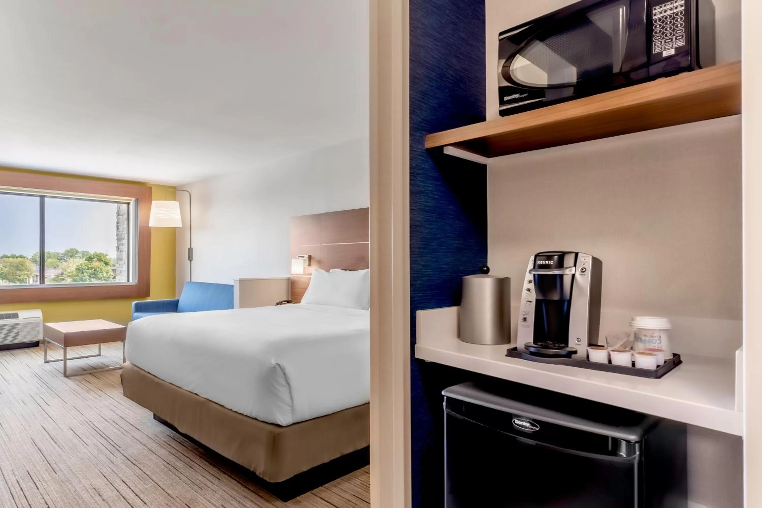Bedroom, Bed in Holiday Inn Express & Suites - Milwaukee West Allis by IHG