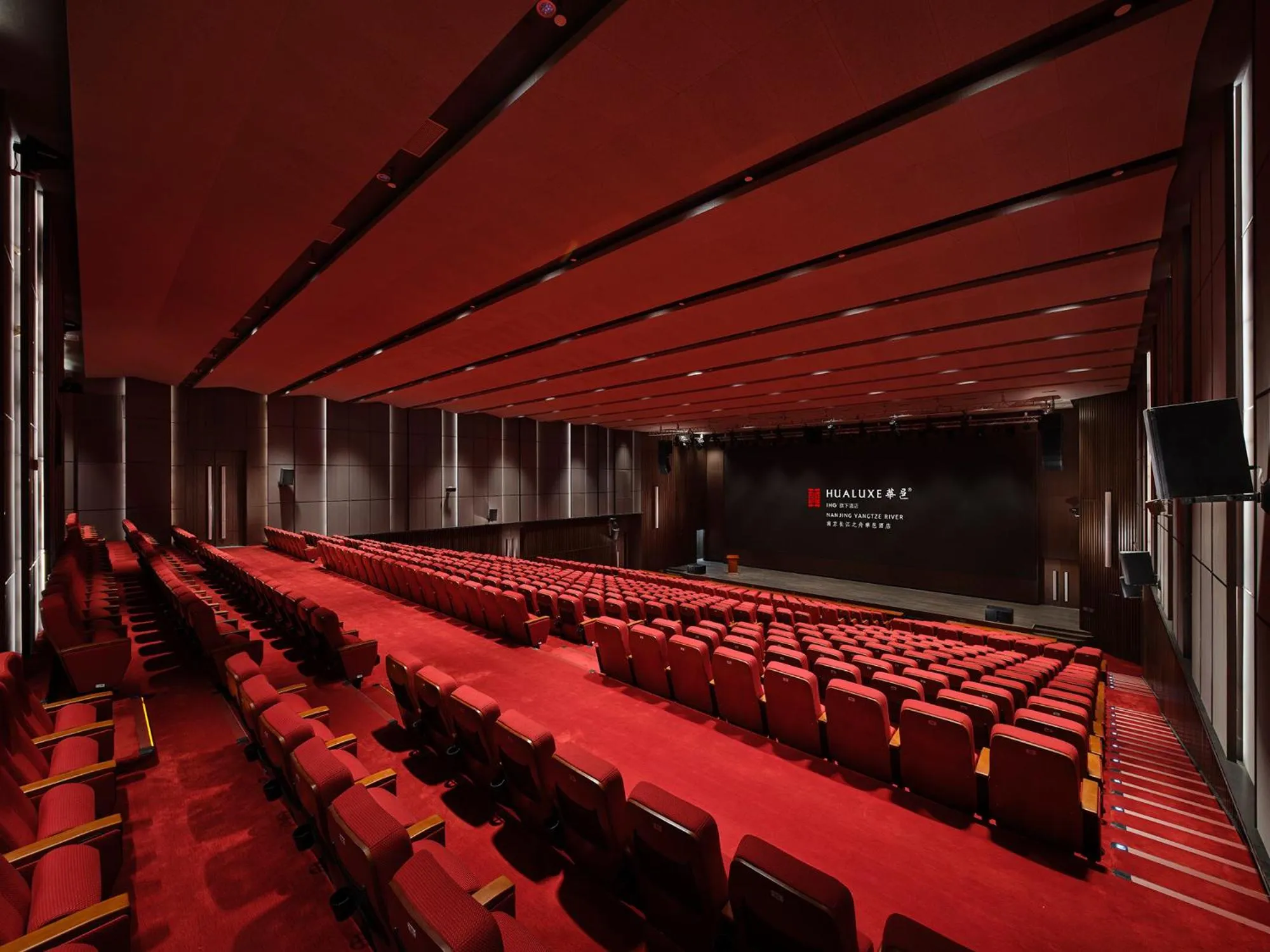 Business facilities in HUALUXE Nanjing Yangtze River