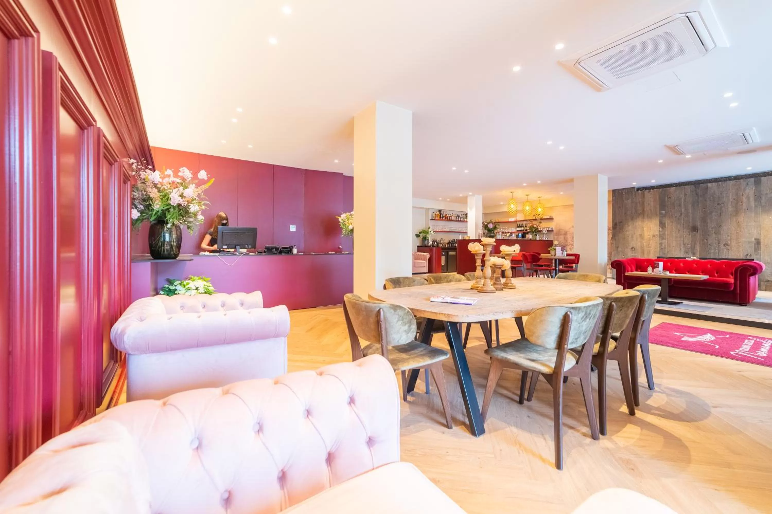 Lounge or bar in Grand Hotel Normandy by CW Hotel Collection