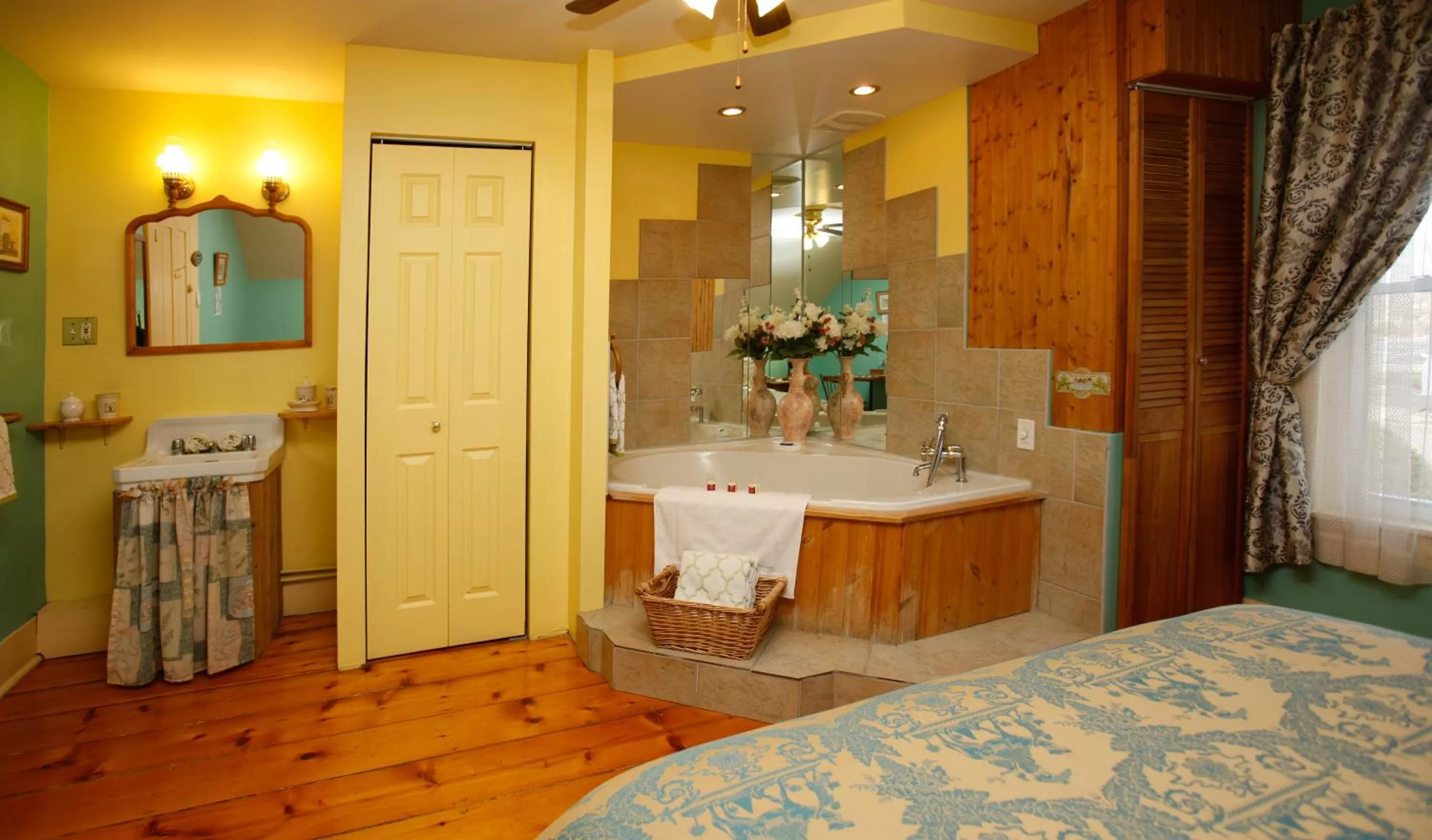 Bedroom, Bathroom in À Amour et Amitié