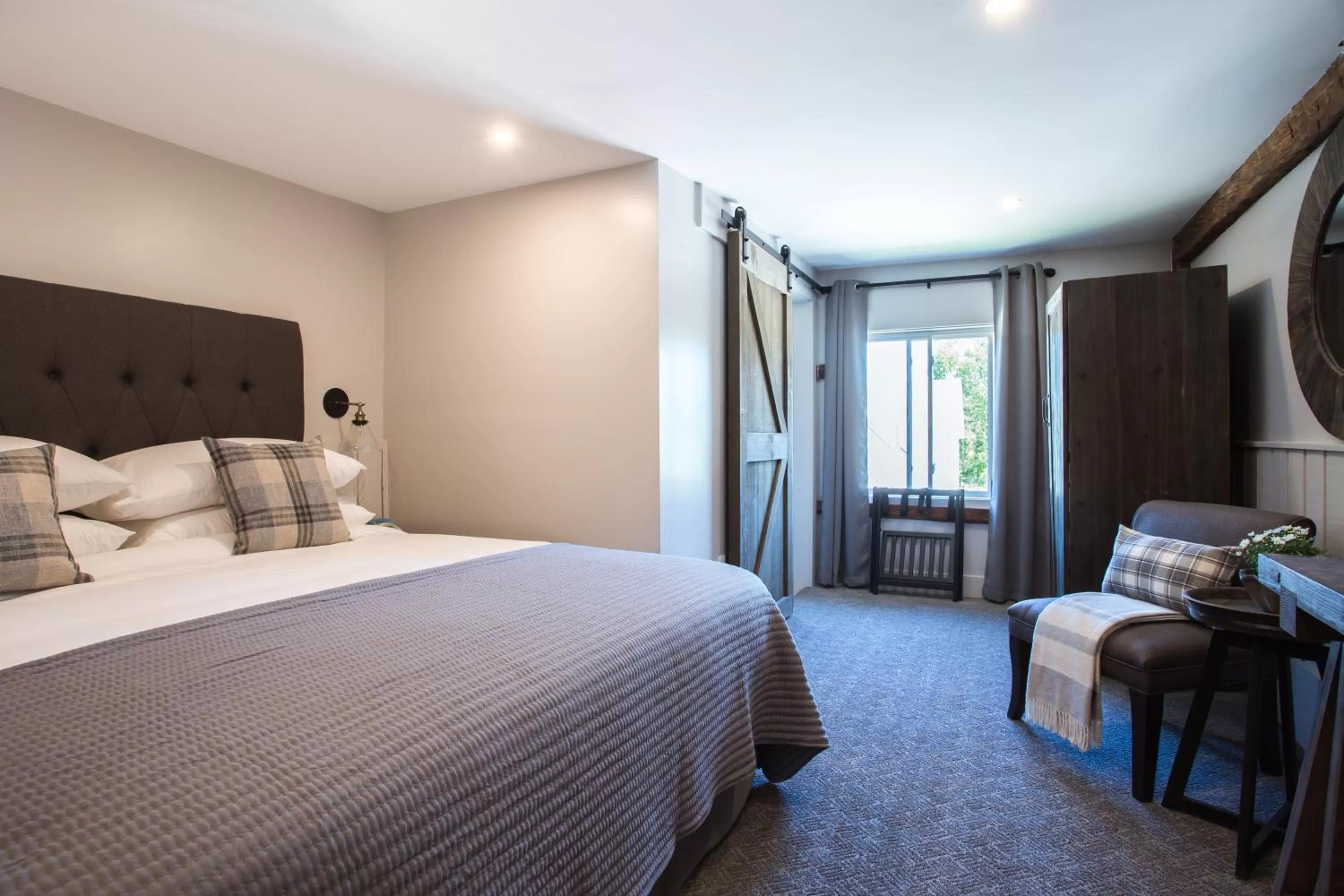 Bedroom, Bed in Mountain Meadows Lodge