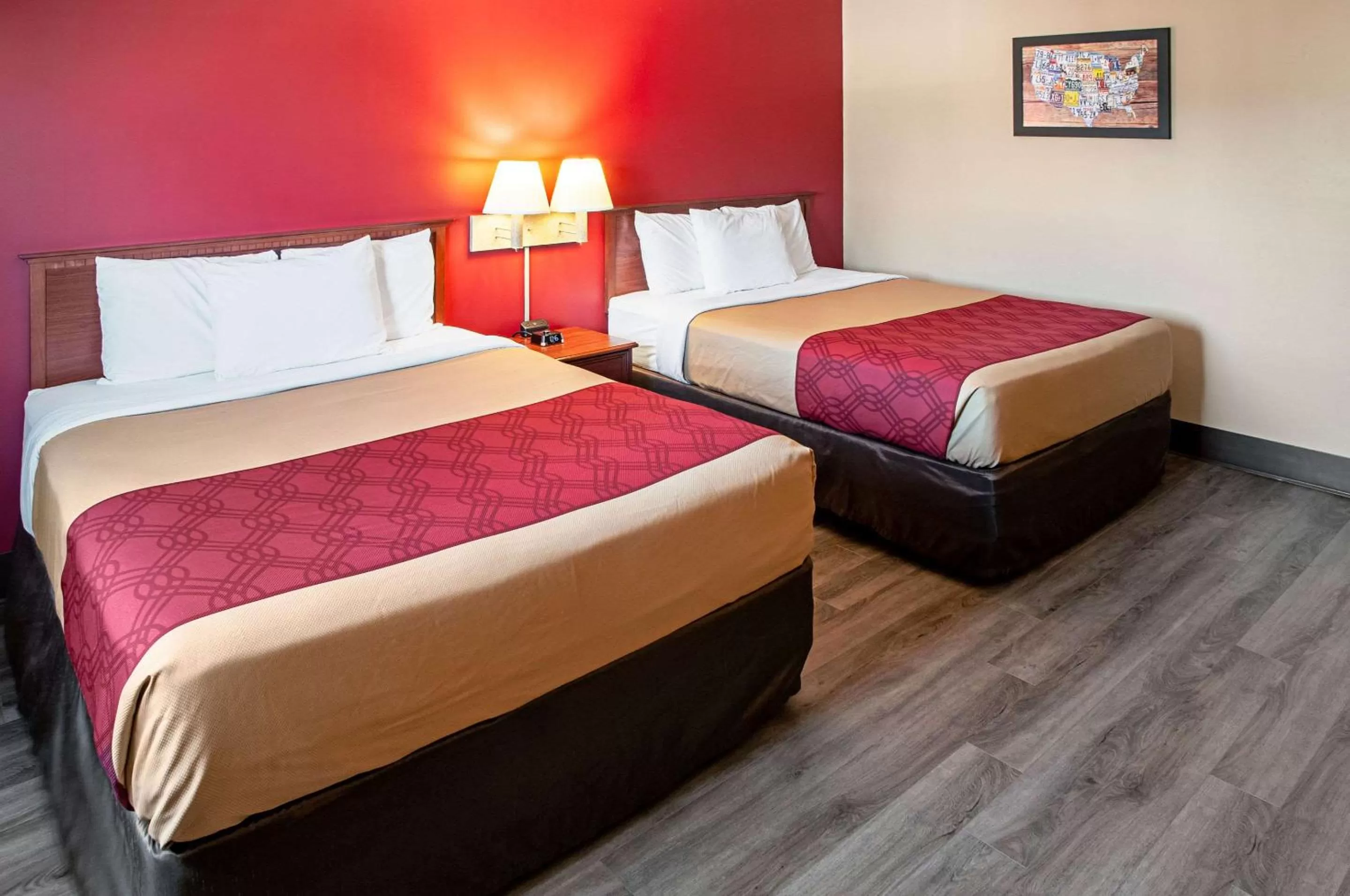 Photo of the whole room, Bed in Econo Lodge Menomonie On The Bay