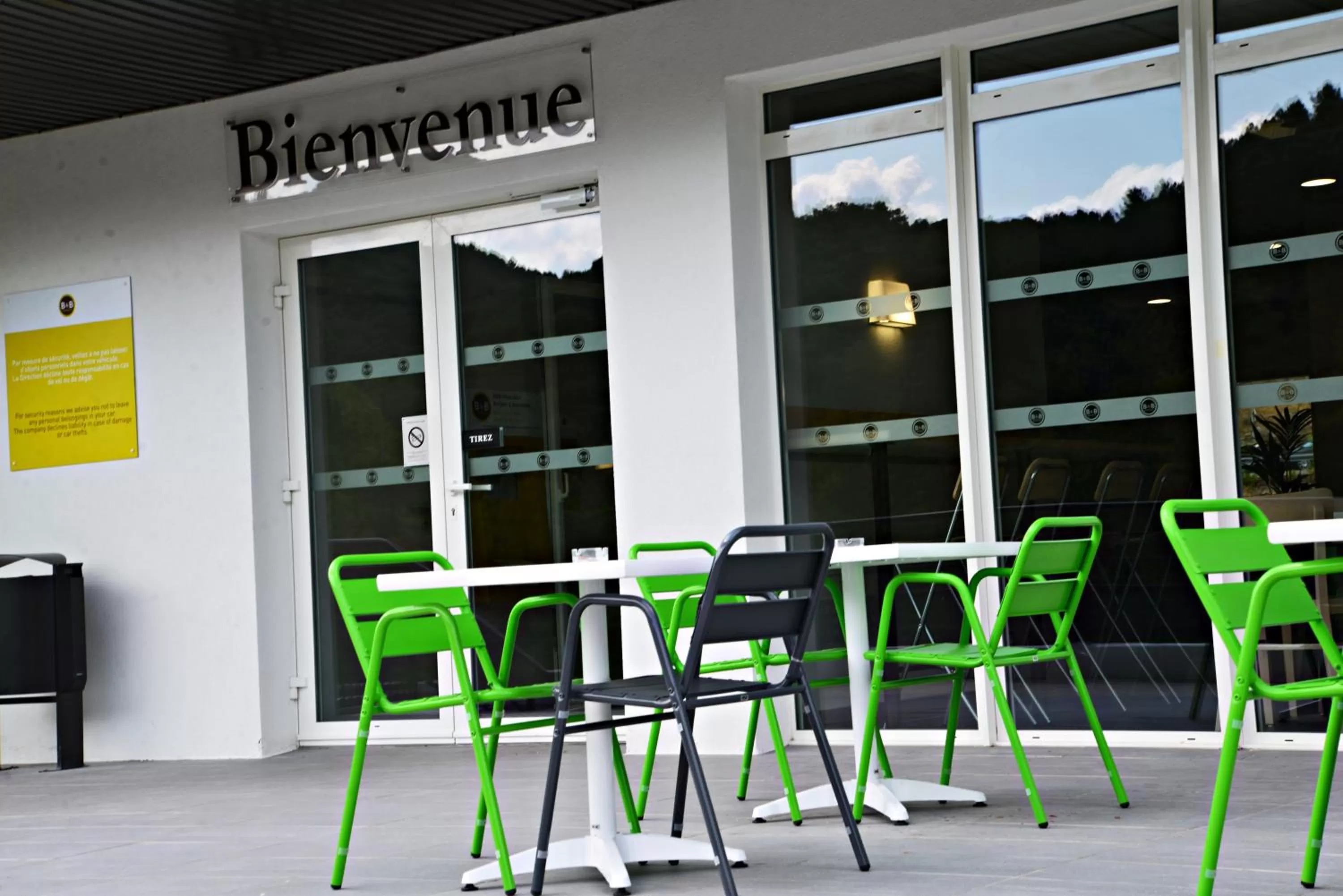 Patio in B&B HOTEL Alès - Pôle Mécanique