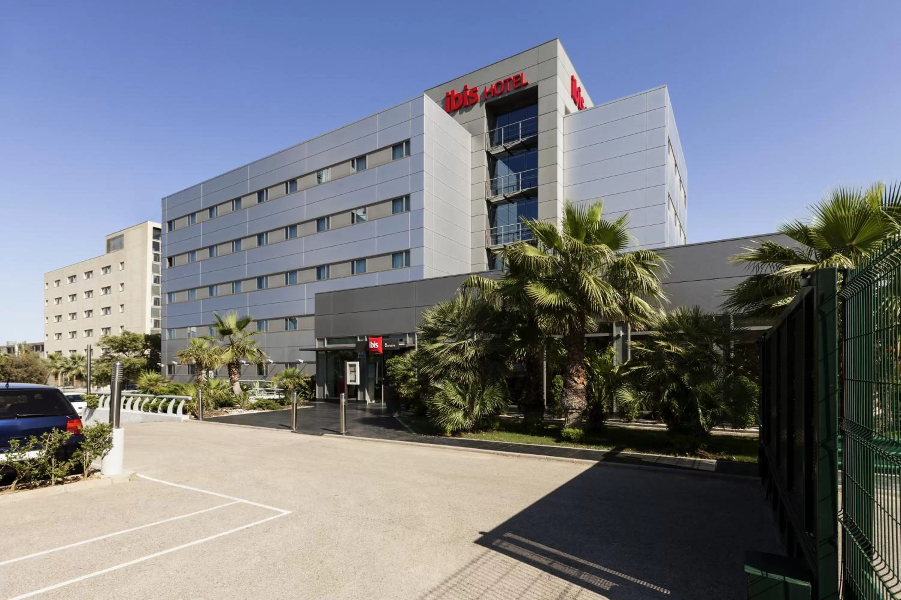 Property building in Ibis Valencia Bonaire Aeropuerto