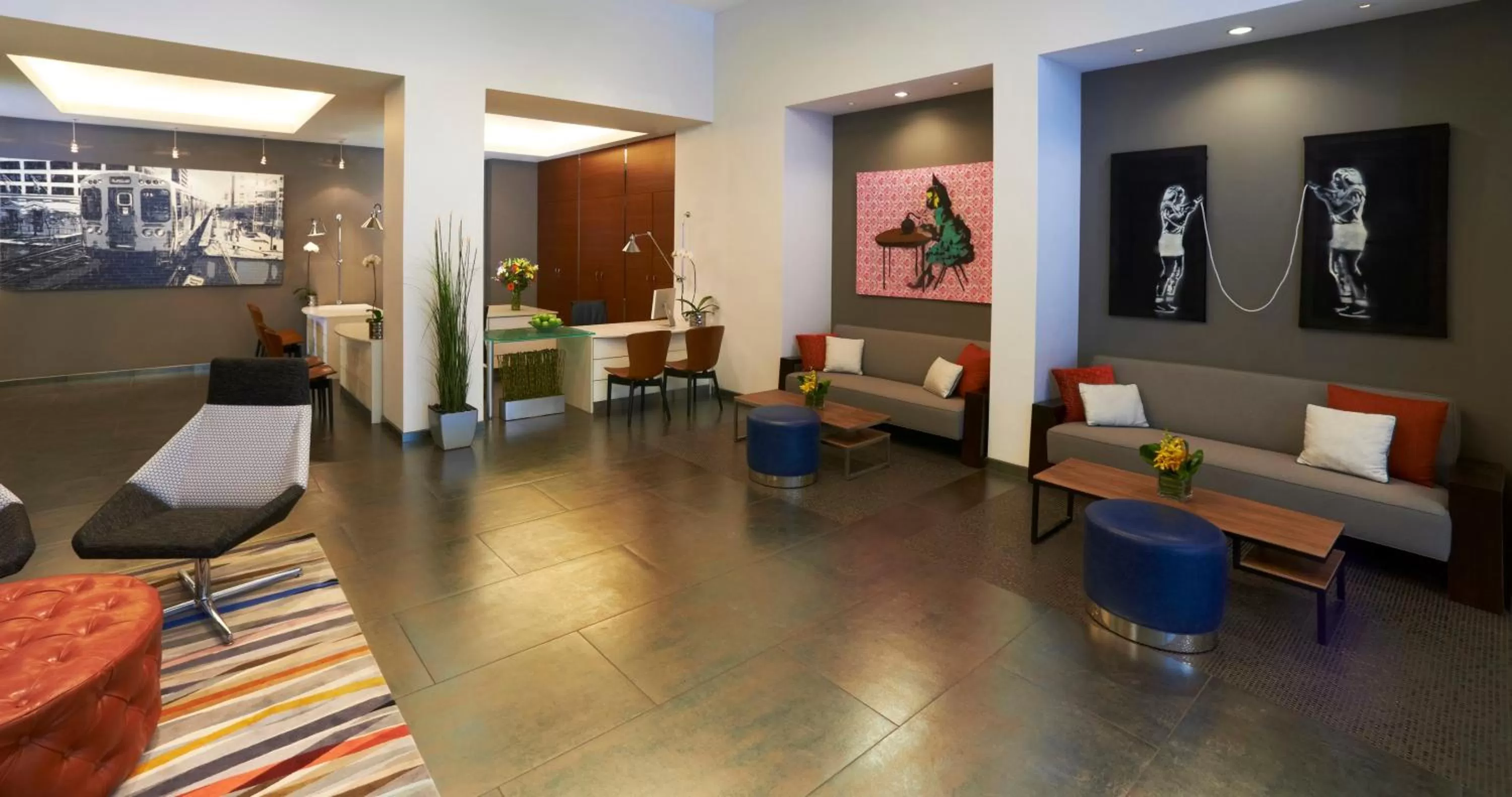 Communal lounge/ TV room in Kinzie Hotel